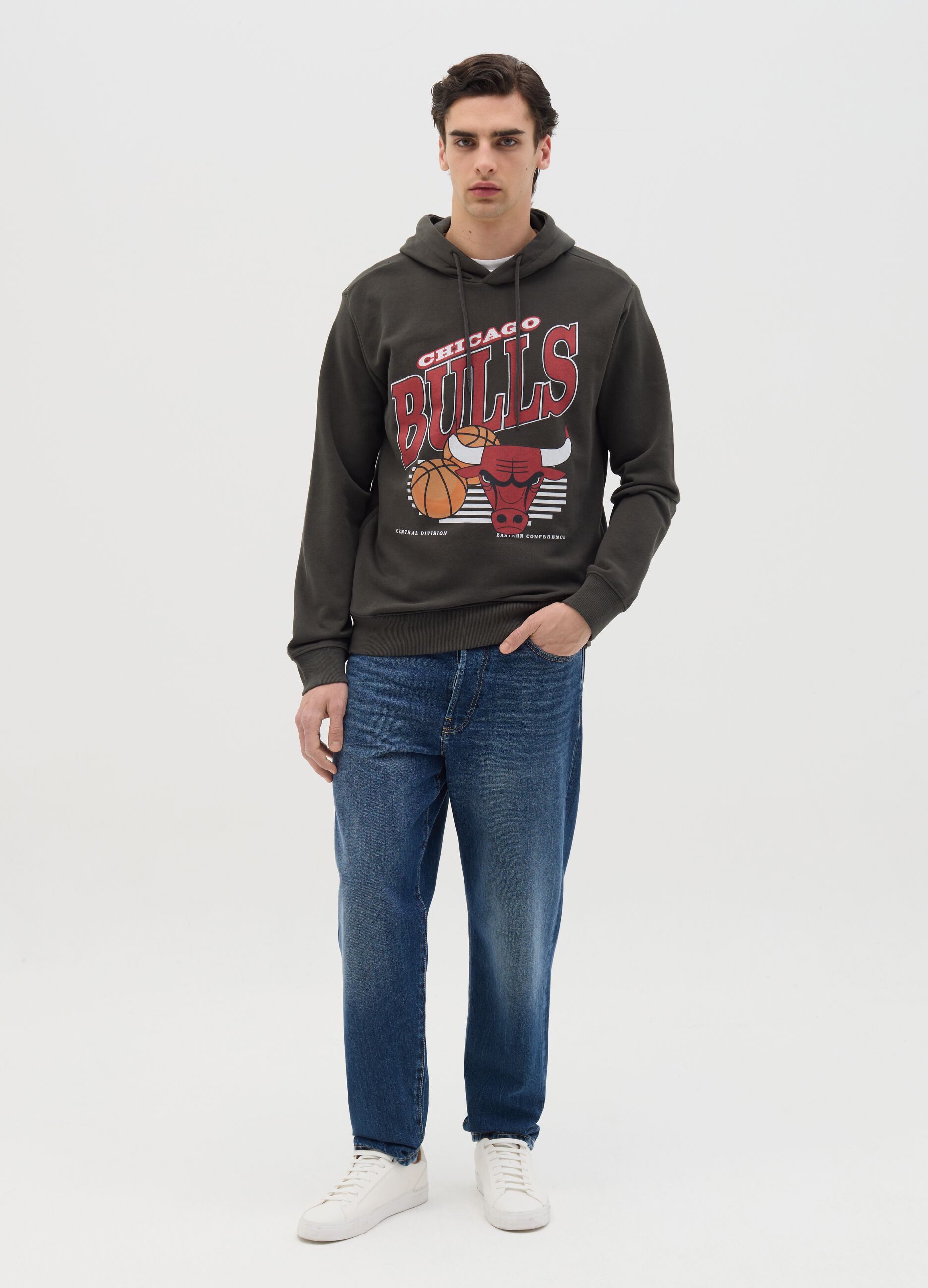 Grey NBA Chicago Bulls sweatshirt with hood