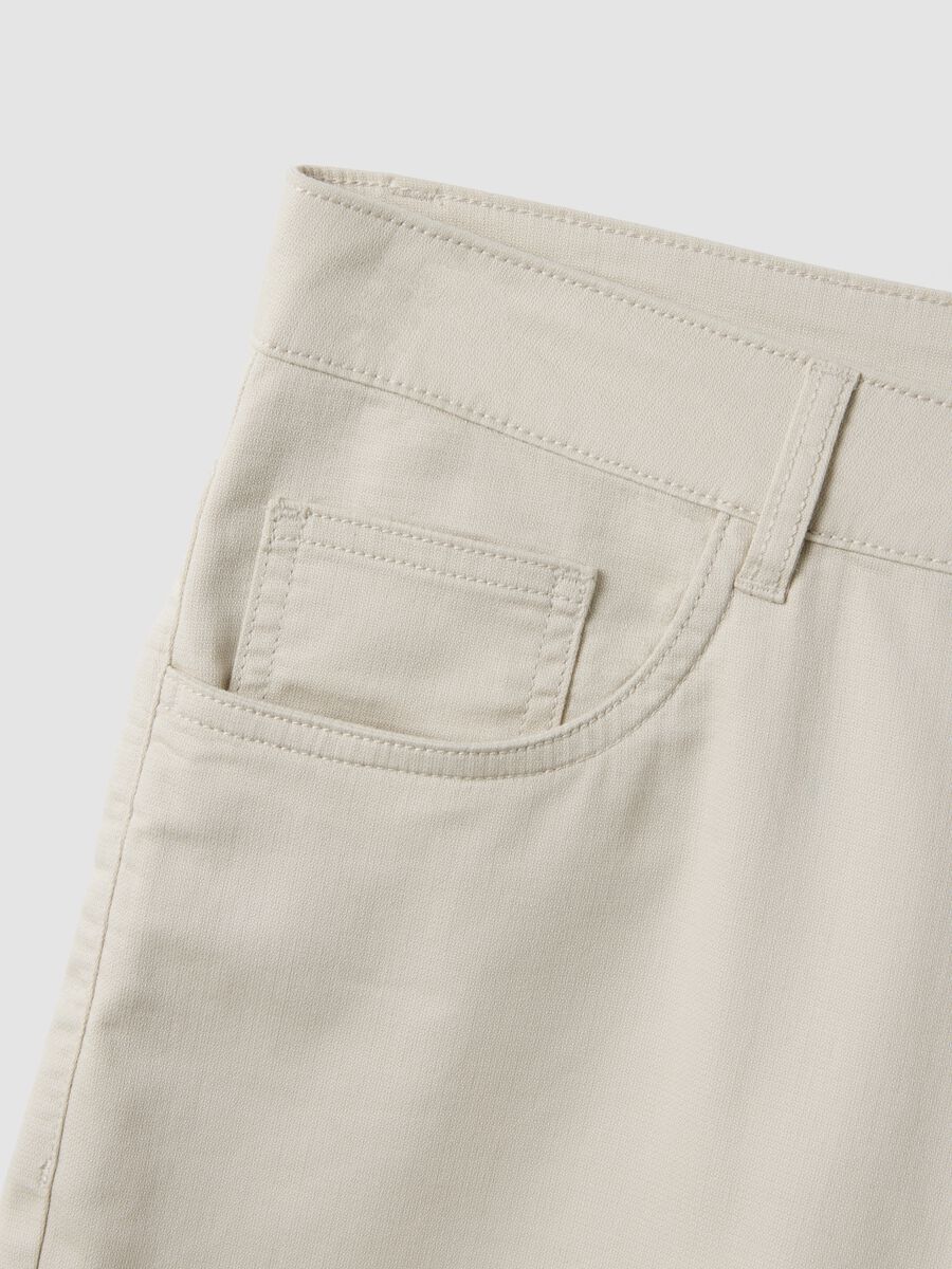 Beige stretch-cotton five-pocket Bermuda shorts_5