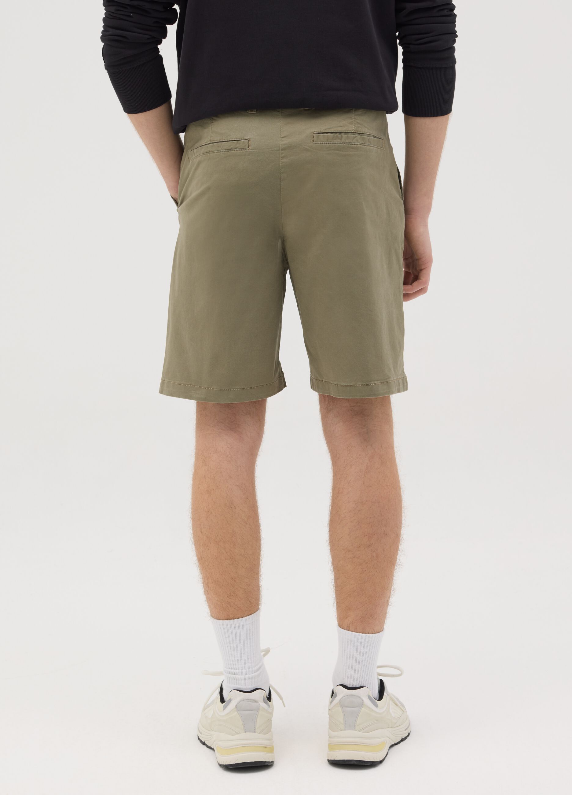 Men’s regular-fit green shorts in stretch cotton