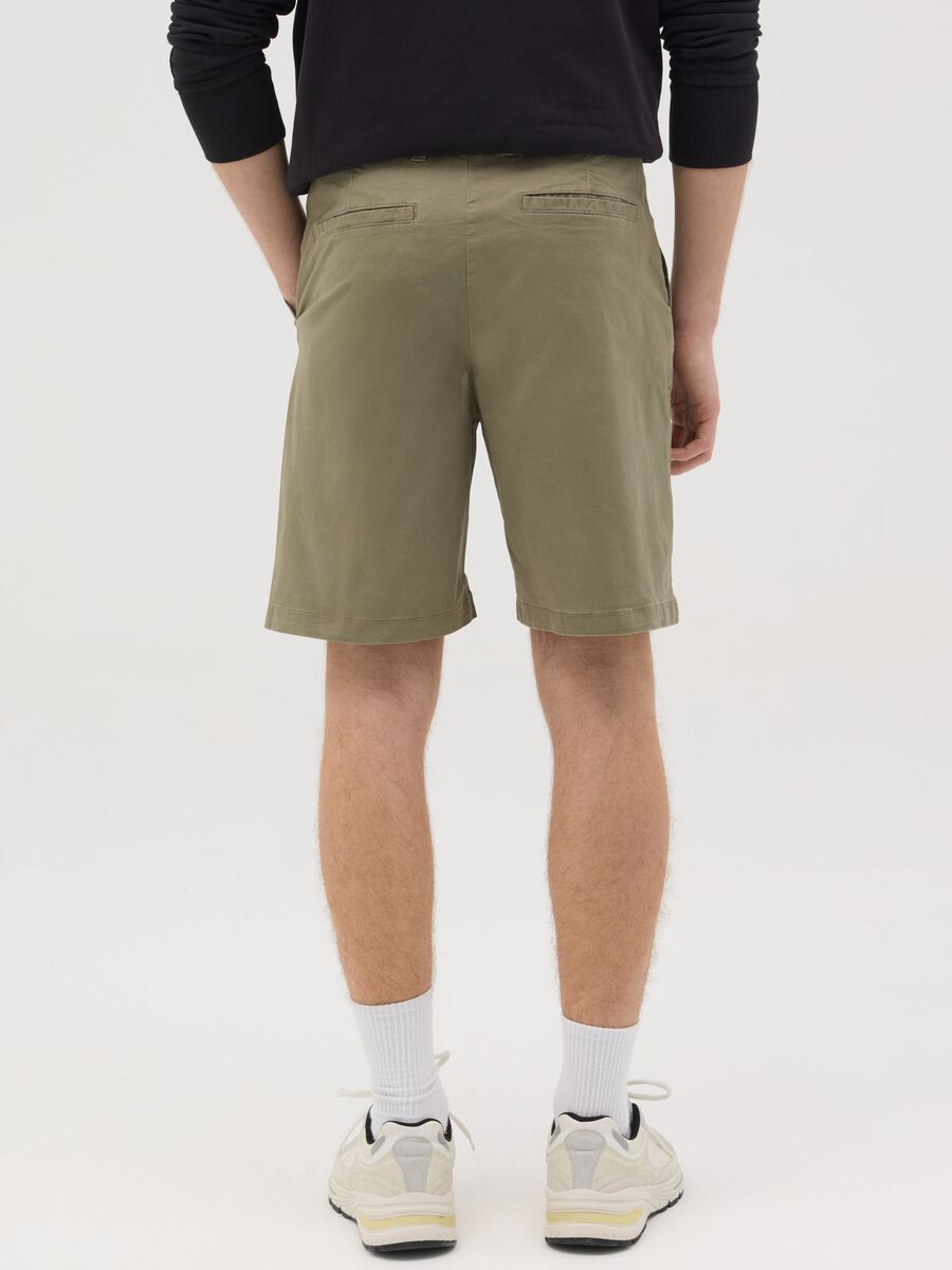 Men’s regular-fit green shorts in stretch cotton_2