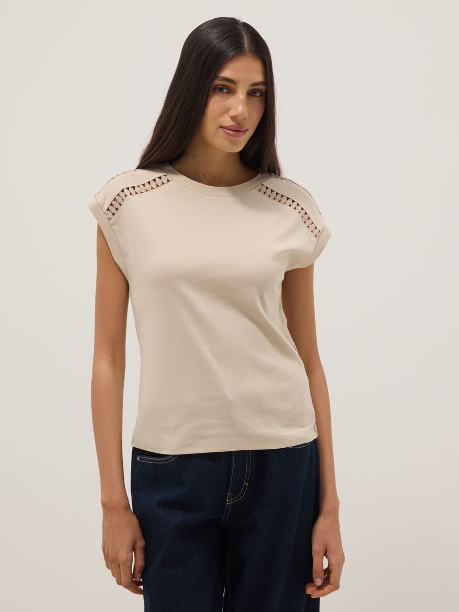 T-shirt beige in puro cotone con inserti traforati regular fit_1
