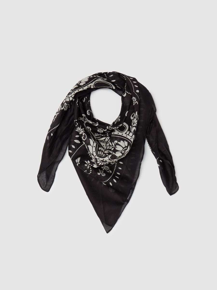 Contemporary foulard with paisley print_0