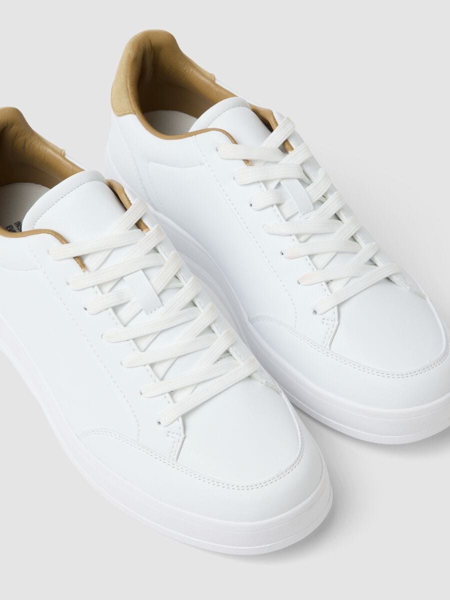 Sneakers bianche casual con dettaglio beige_1