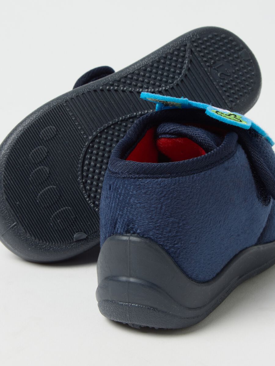 Blue newborn shoes with colourful details and velcro fastening_2
