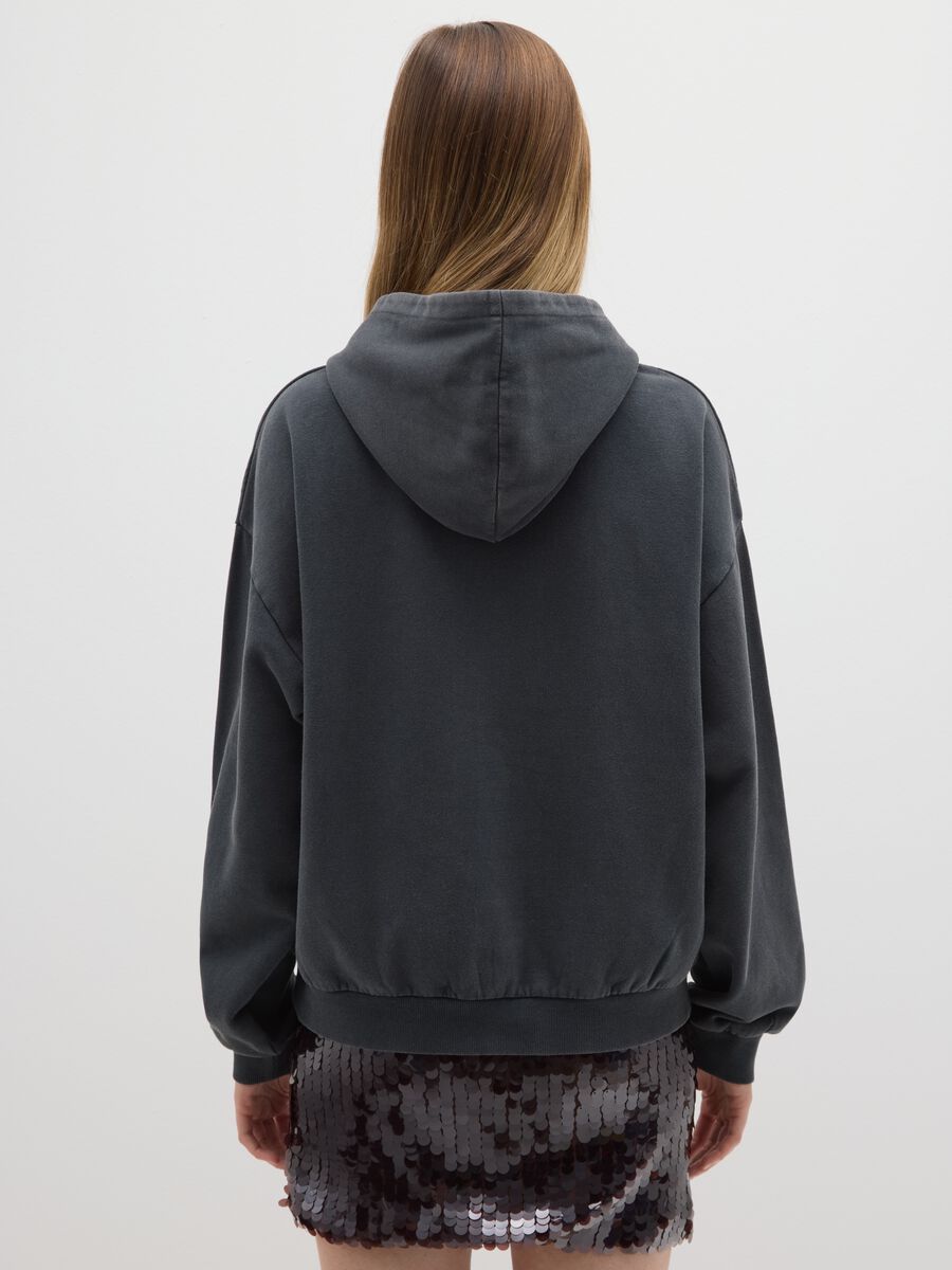 Felpa con cappuccio grigia in misto cotone regular fit con stampa_4