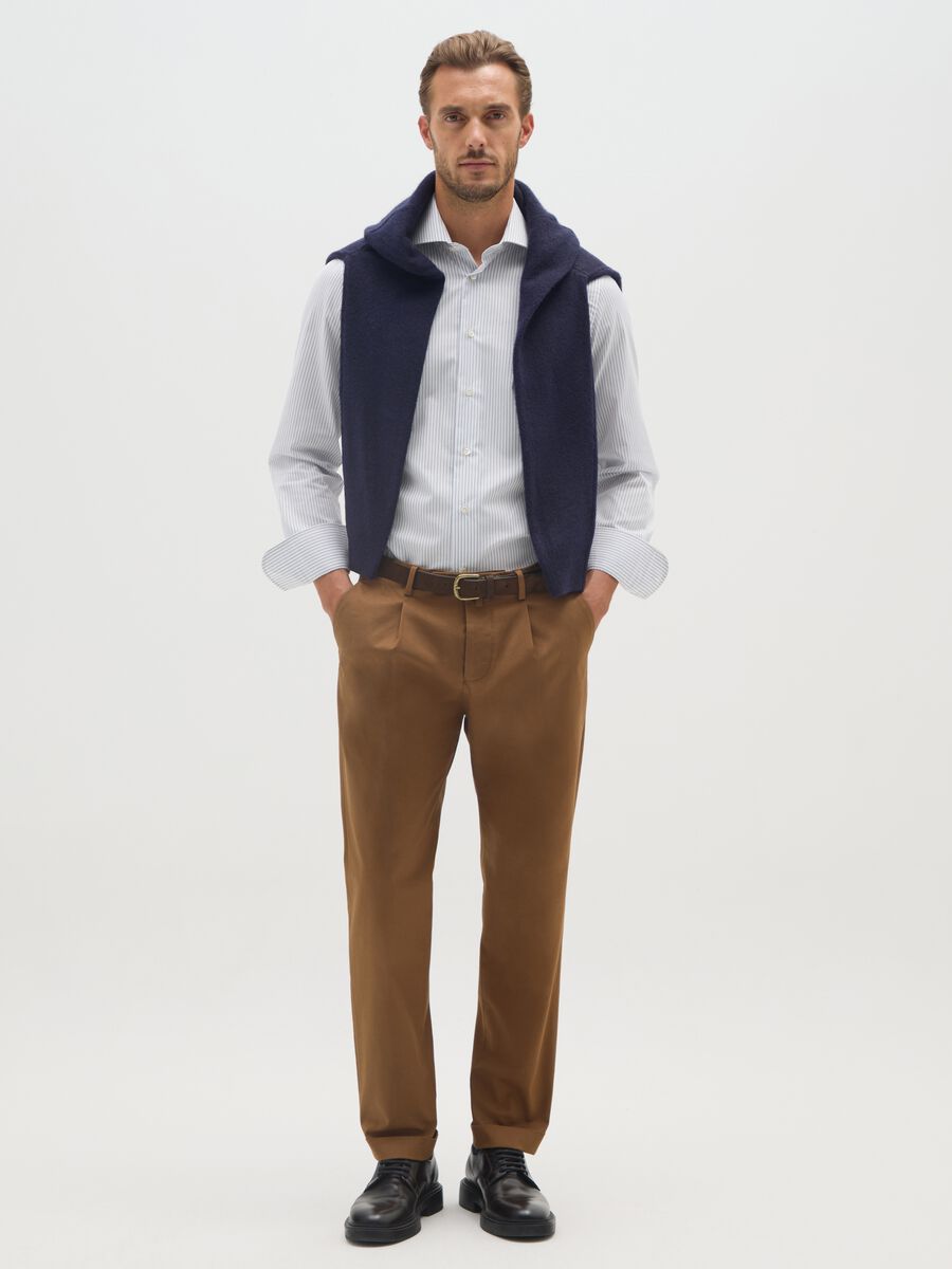 Pantaloni chino marroni in misto cotone elasticizzato regular fit_0