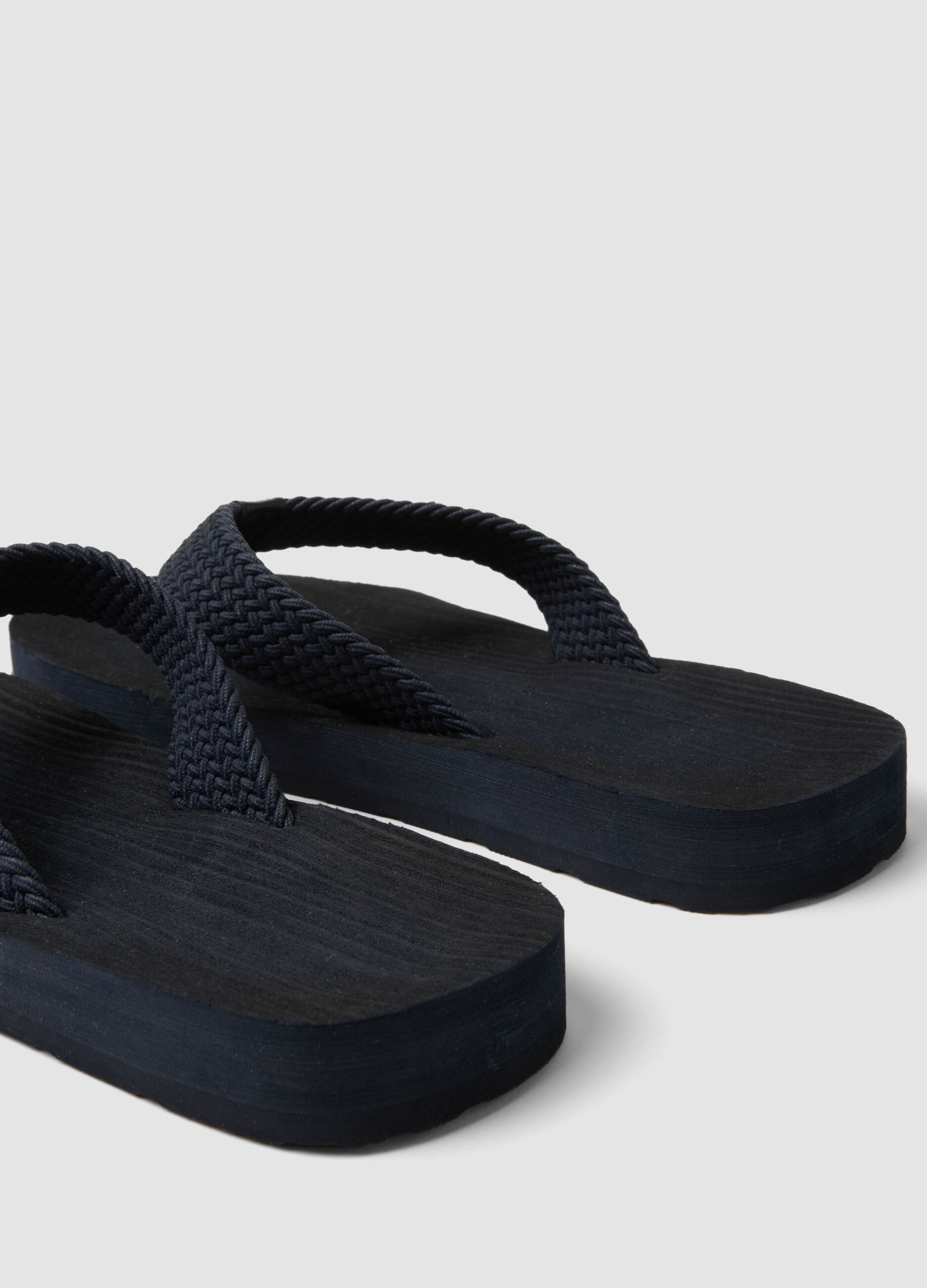 Infradito blu con fascia intrecciata