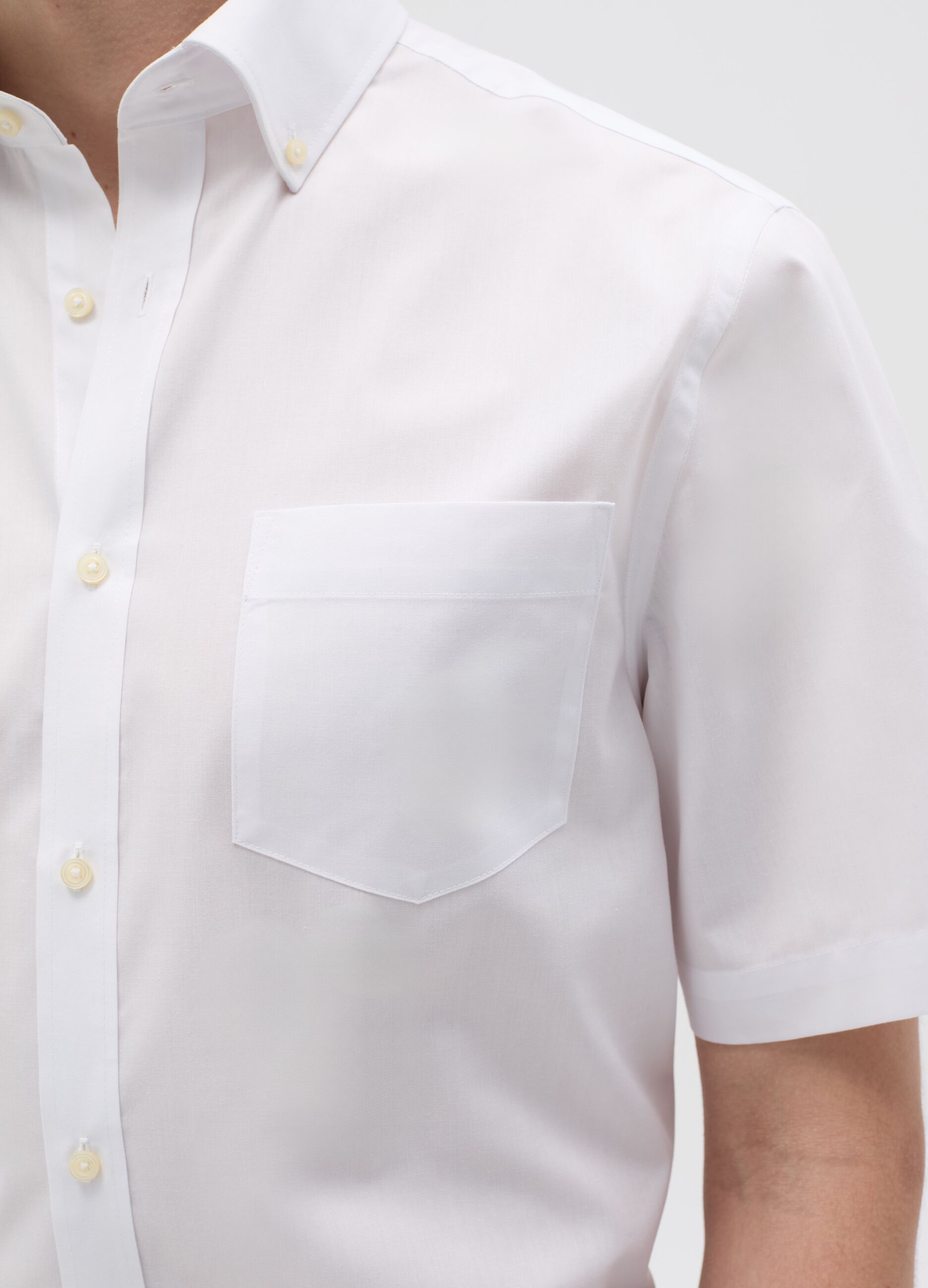 Button-down easy-iron shirt with short sleeves