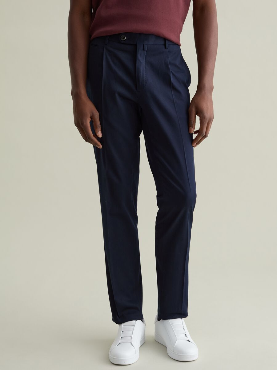 Contemporary chino trousers with darts_1