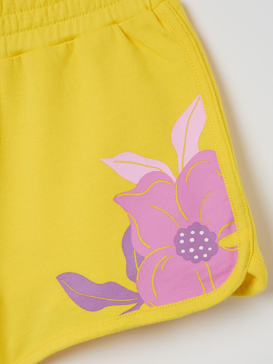 Yellow French terry shorts with print_3