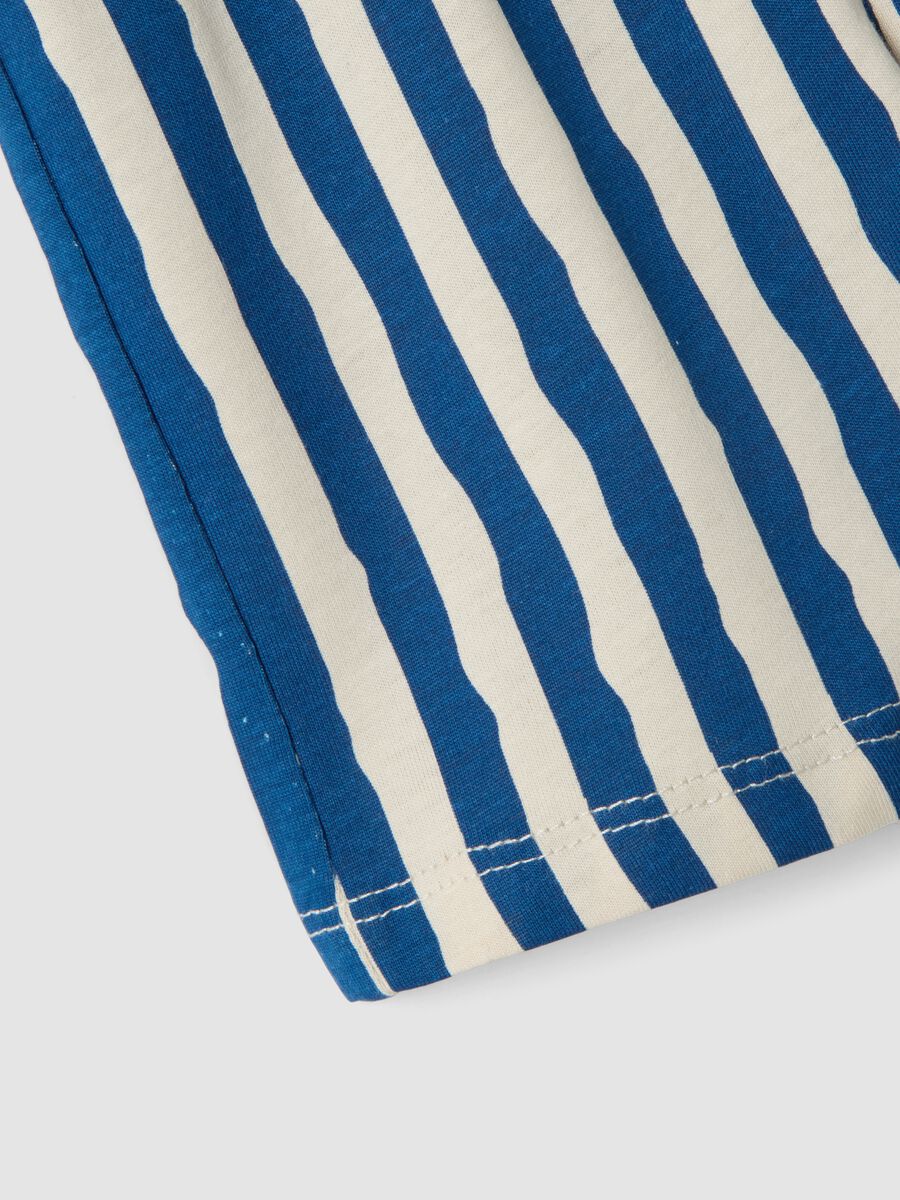 Blue and white striped organic cotton shorts for baby boy, regular fit_3