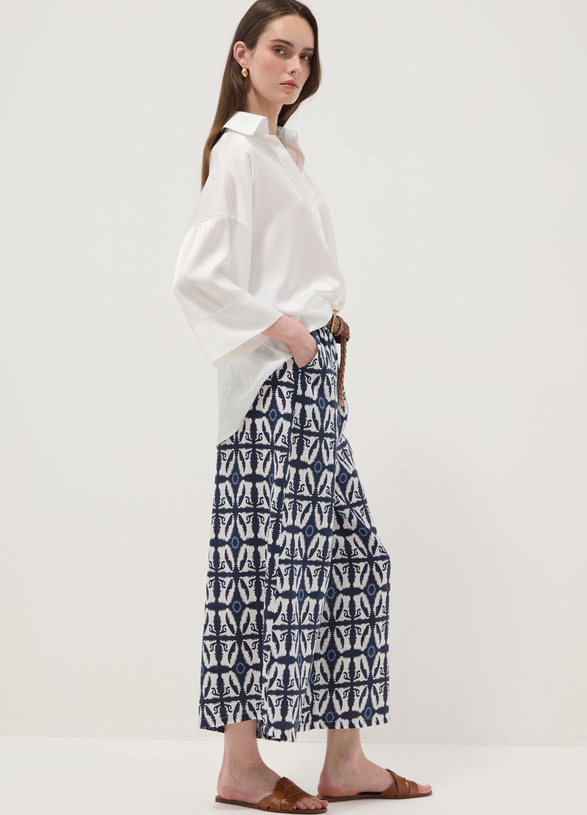 Pantaloni bianchi in pura viscosa con fantasia regular fit