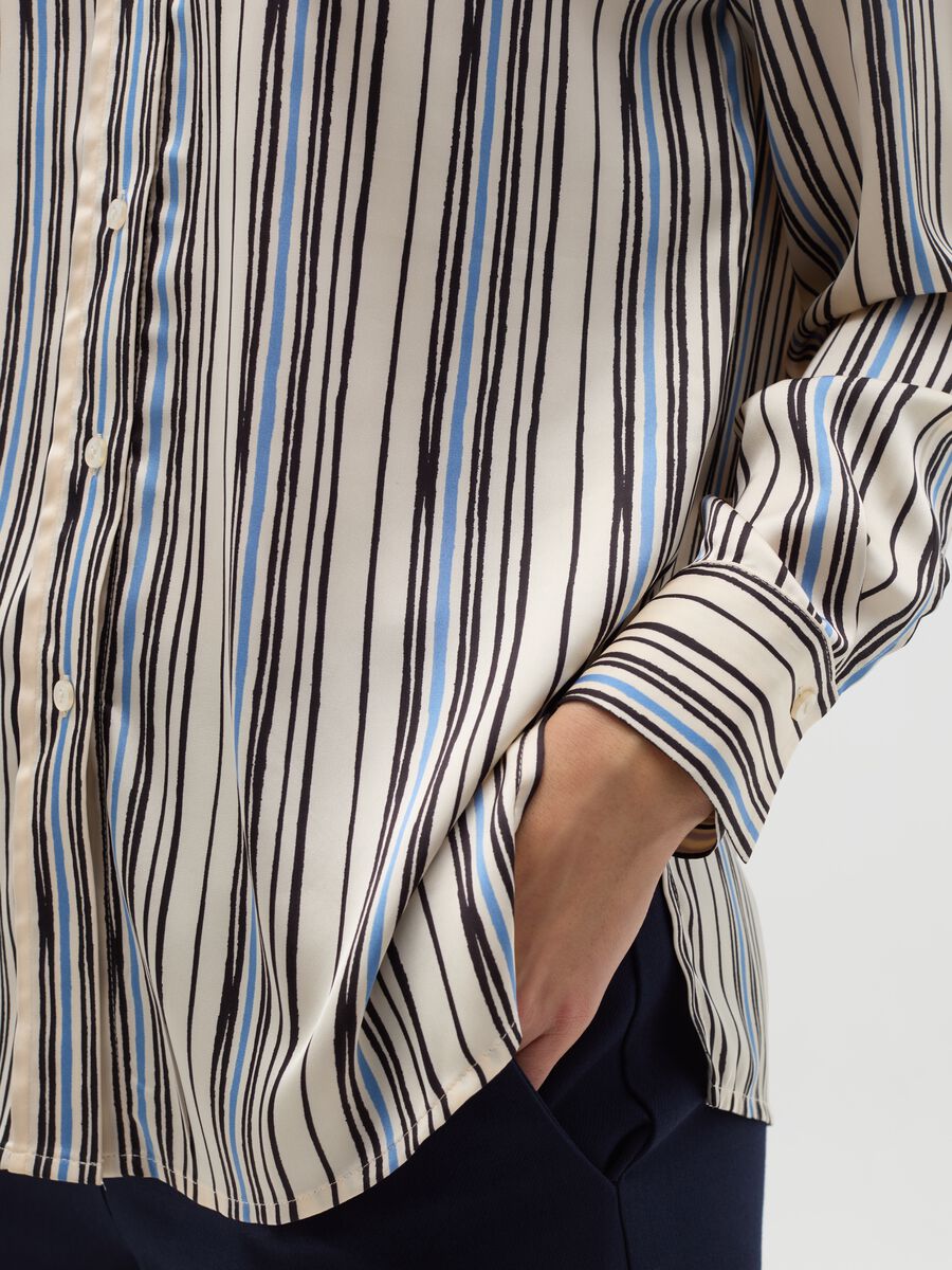 Satin shirt with side splits_3