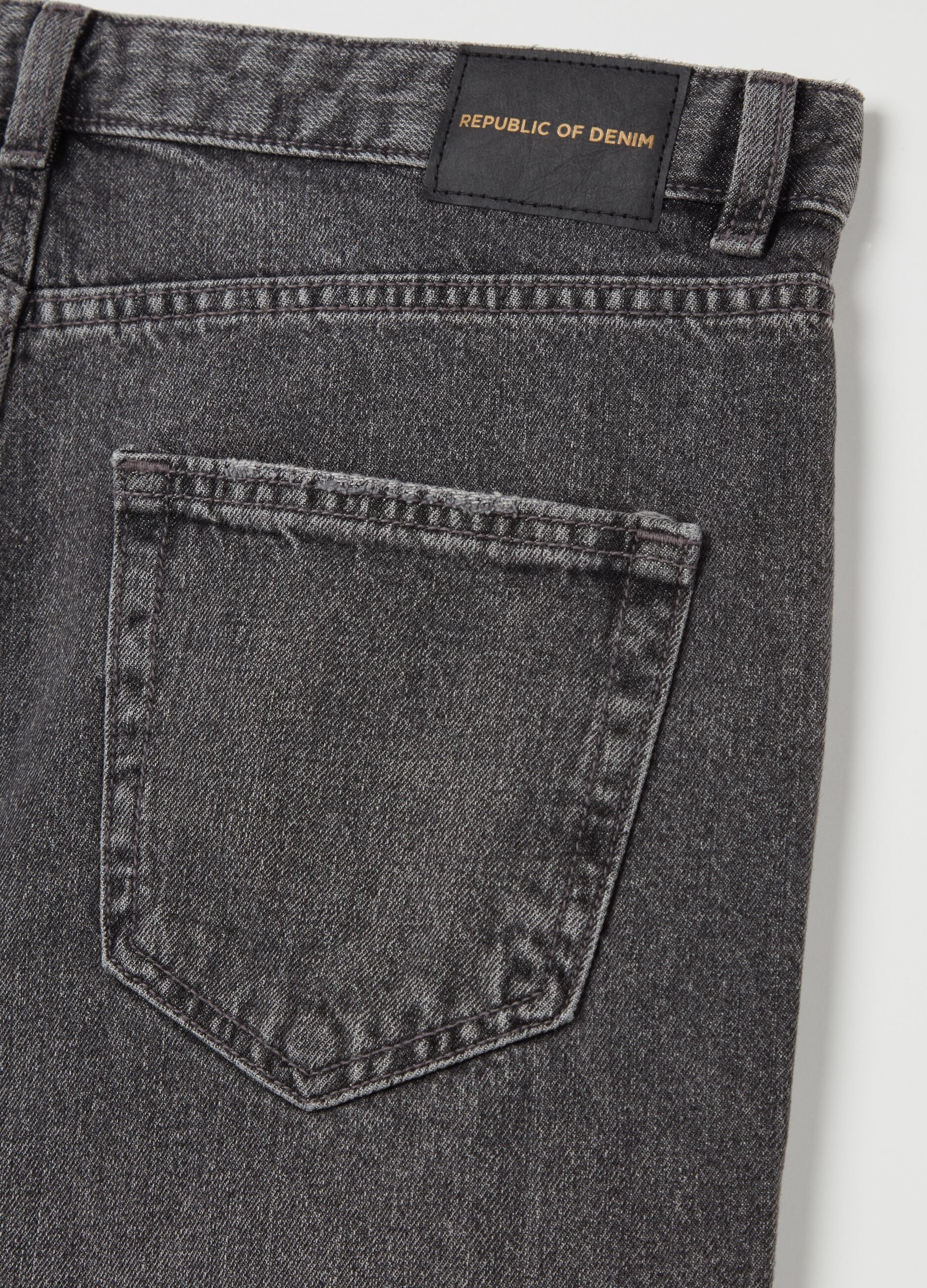 Carrot-fit jeans with fading