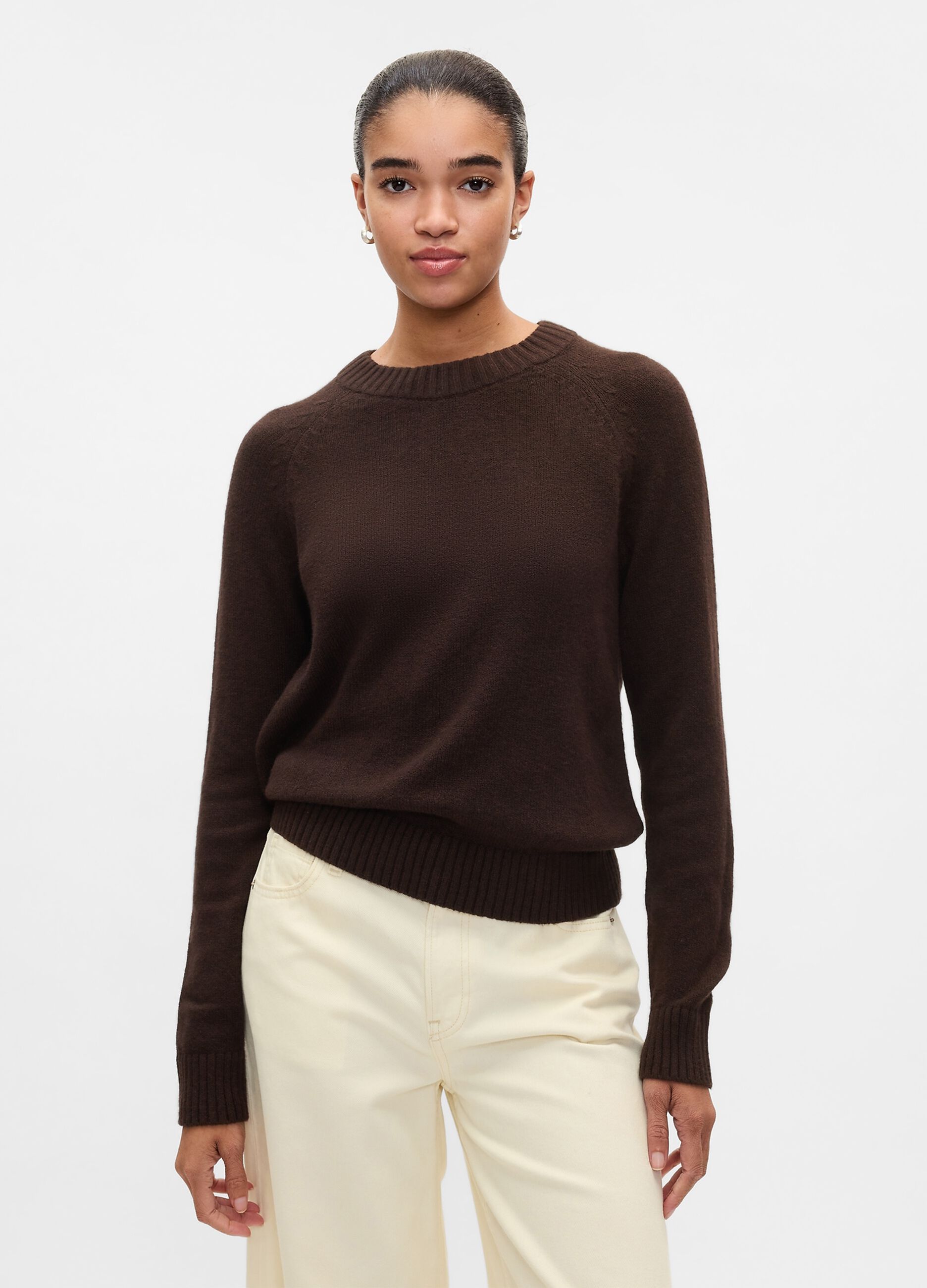 Pullover with round neck and raglan sleeves