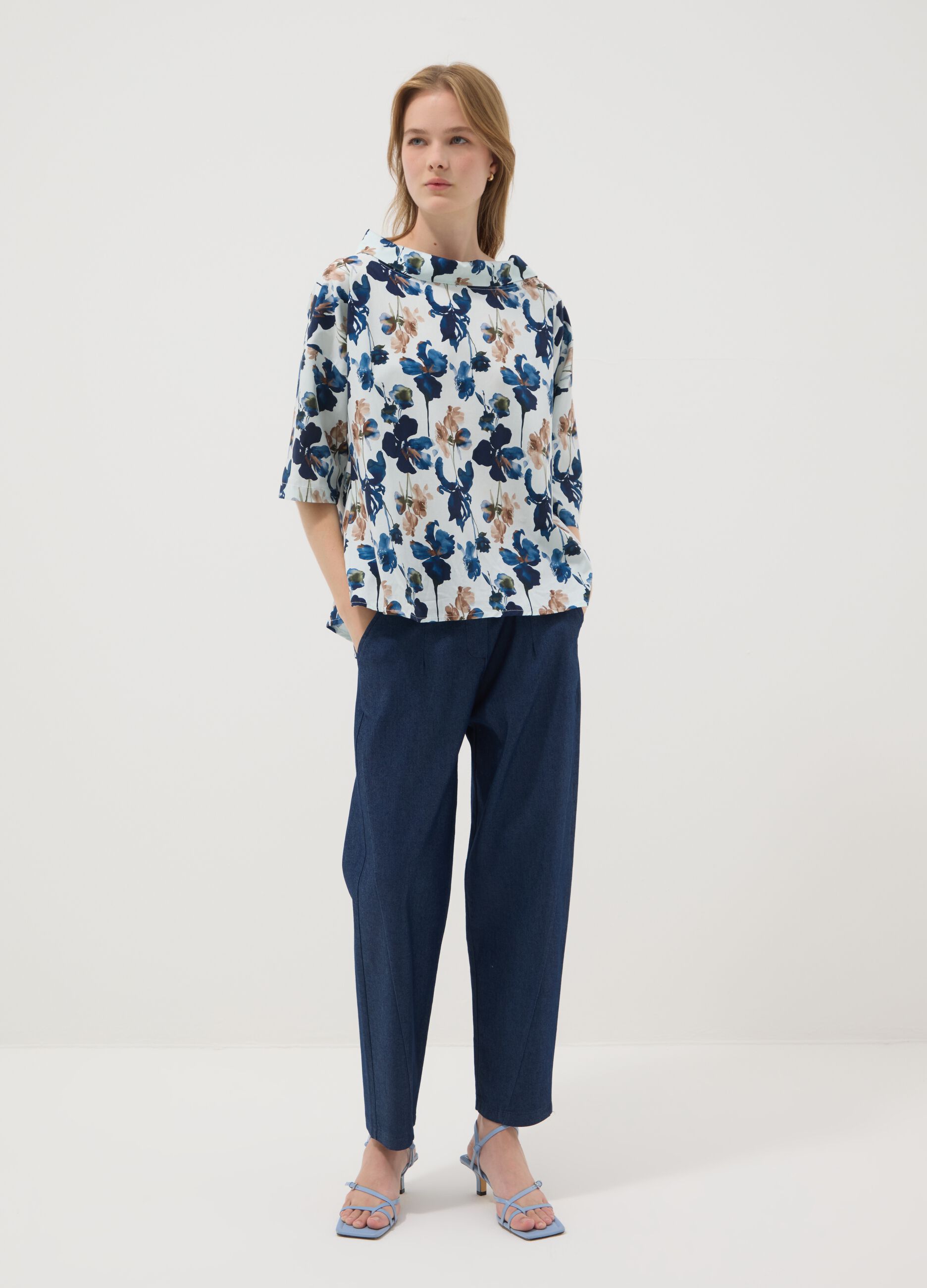 Maglia blu in cotone elasticizzato con stampa floreale