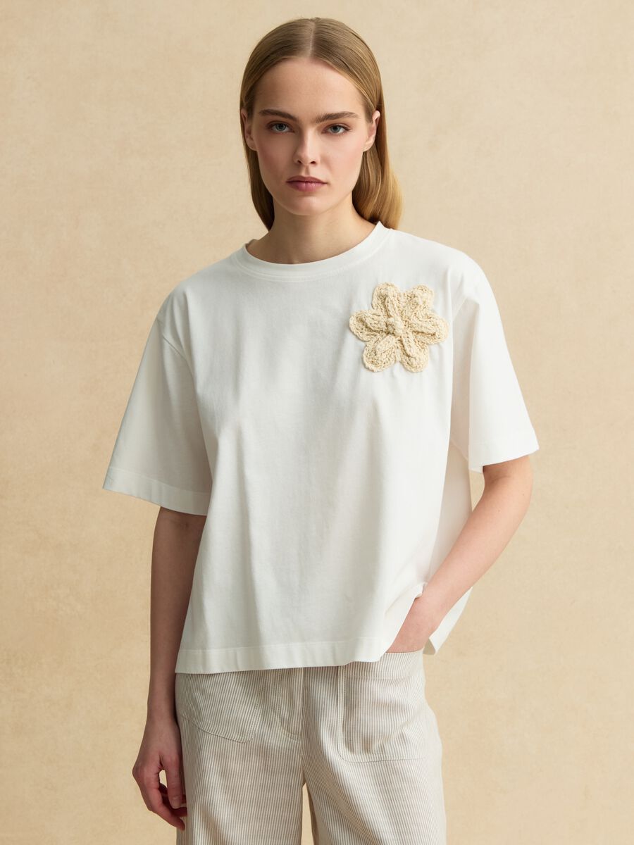 White pure cotton regular-fit T-shirt with floral appliqu&eacute;_2