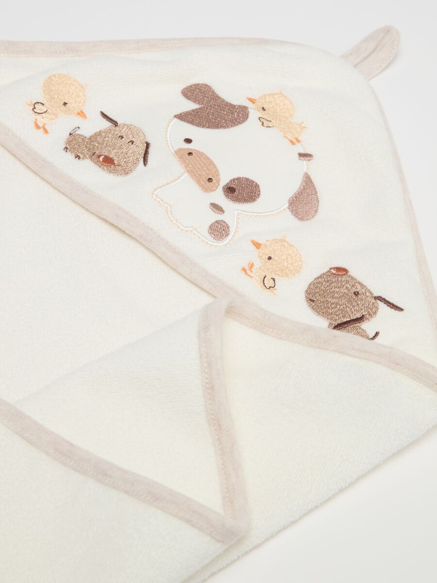 Bathrobe embroidered with farm animals_2