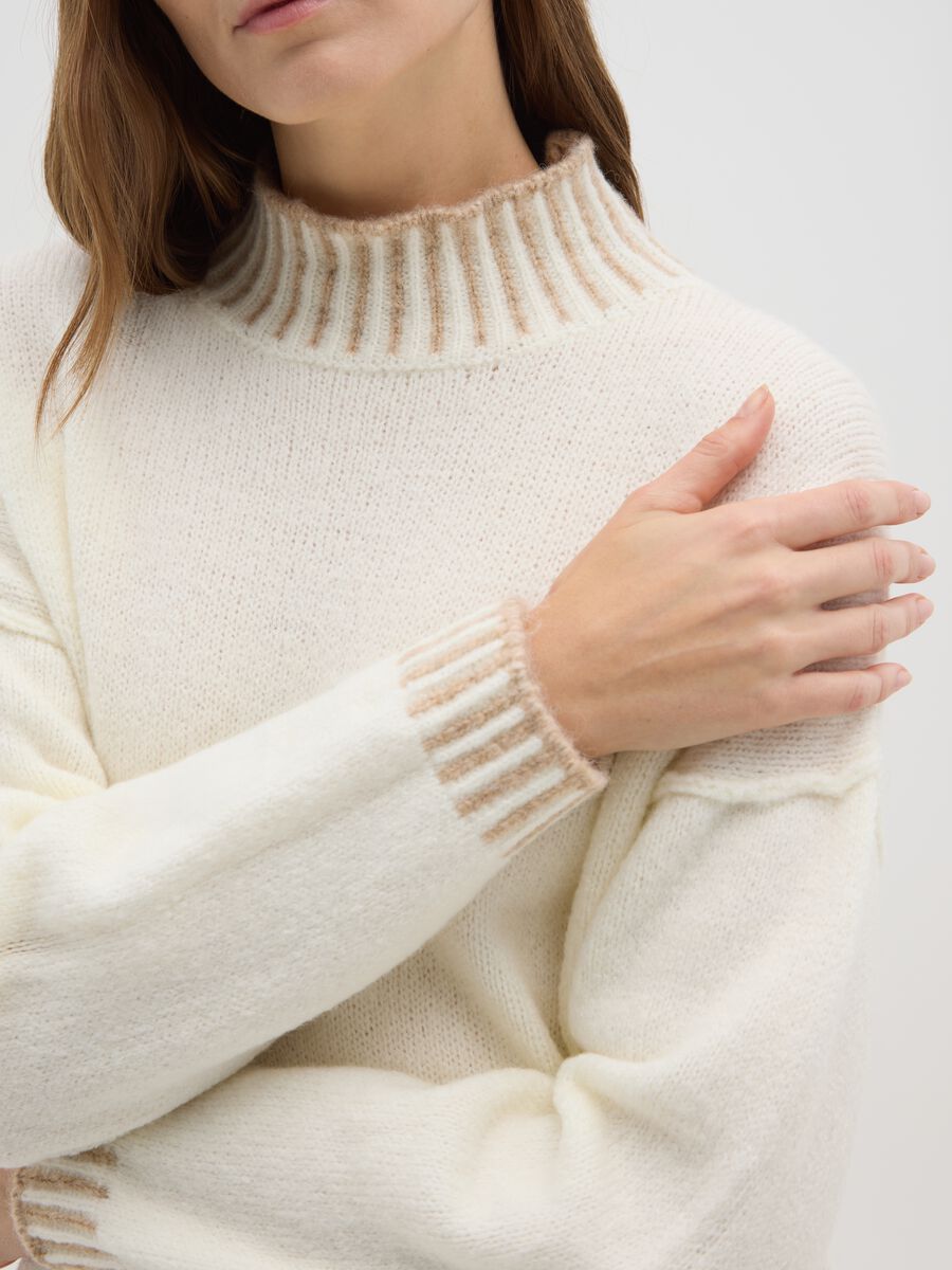 Light beige sweater with high collar and contrasting edges_3