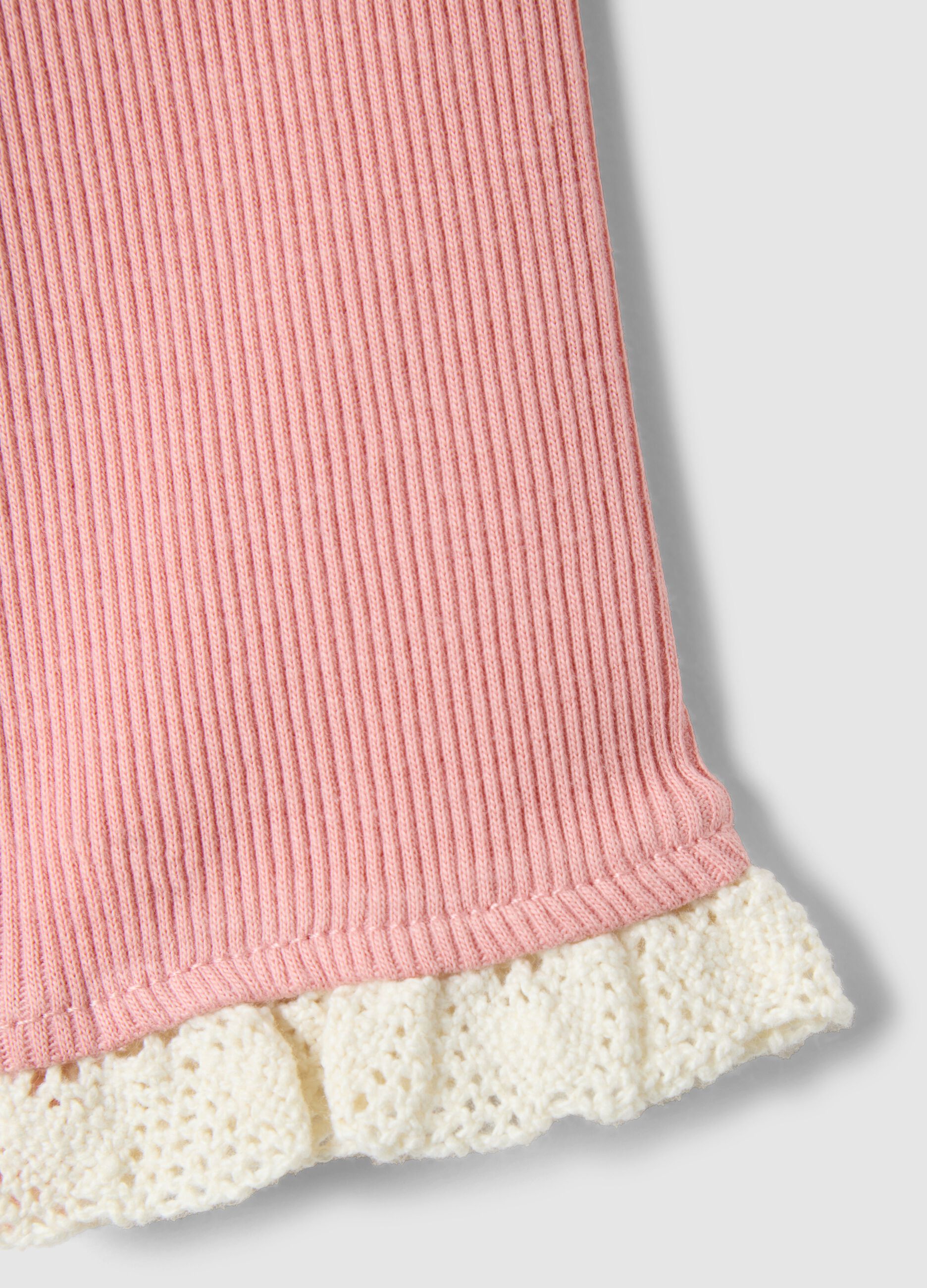 Leggings rosa in puro cotone a coste e dettagli in crochet da neonata