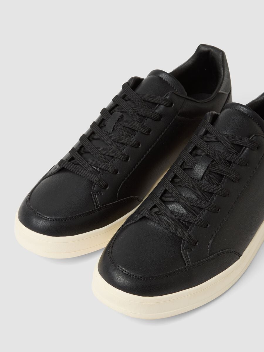 Sneakers nere casual con dettaglio grigio e suola a contrasto_2