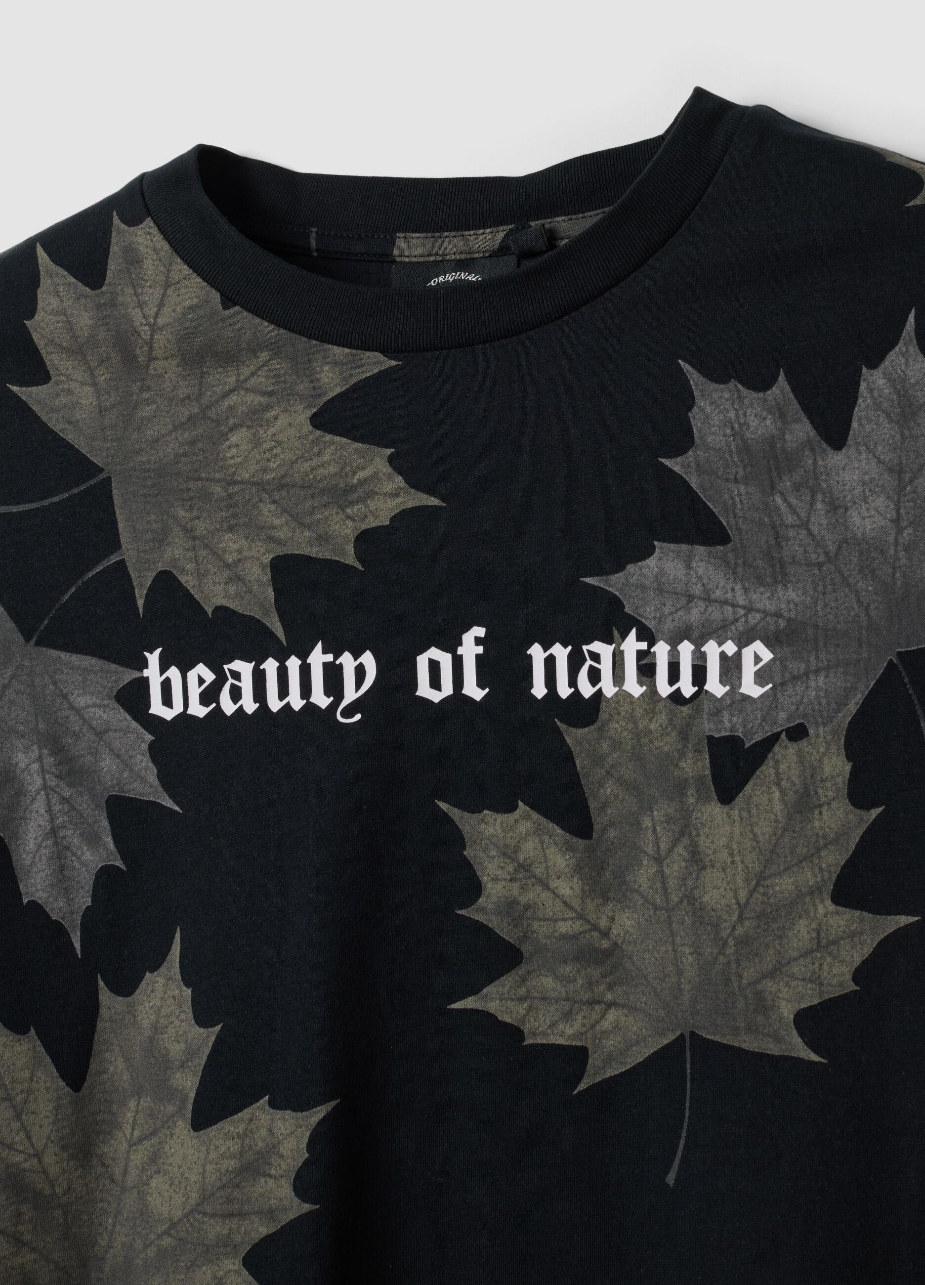T-shirt nera in puro cotone con scritta "Beauty of nature"