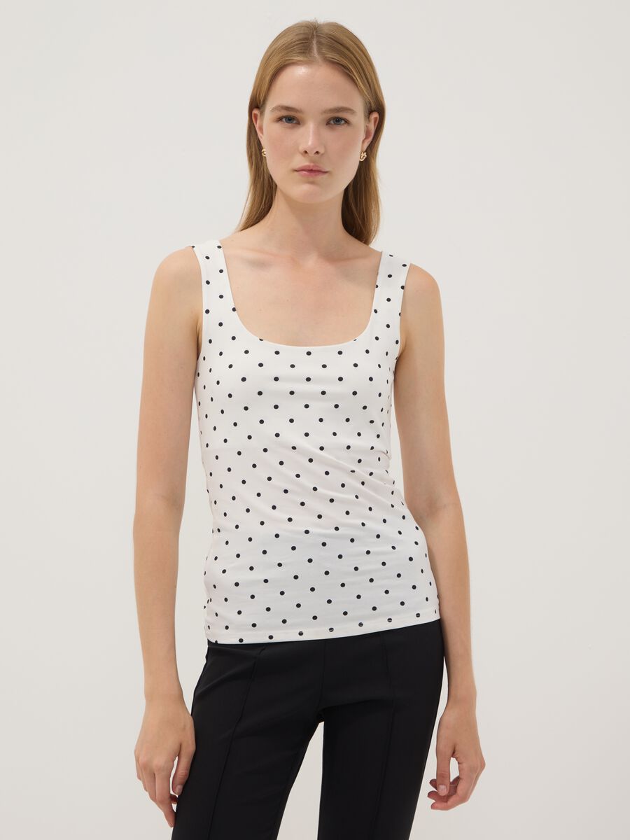 Top bianco fitted in cotone elasticizzato a pois_0