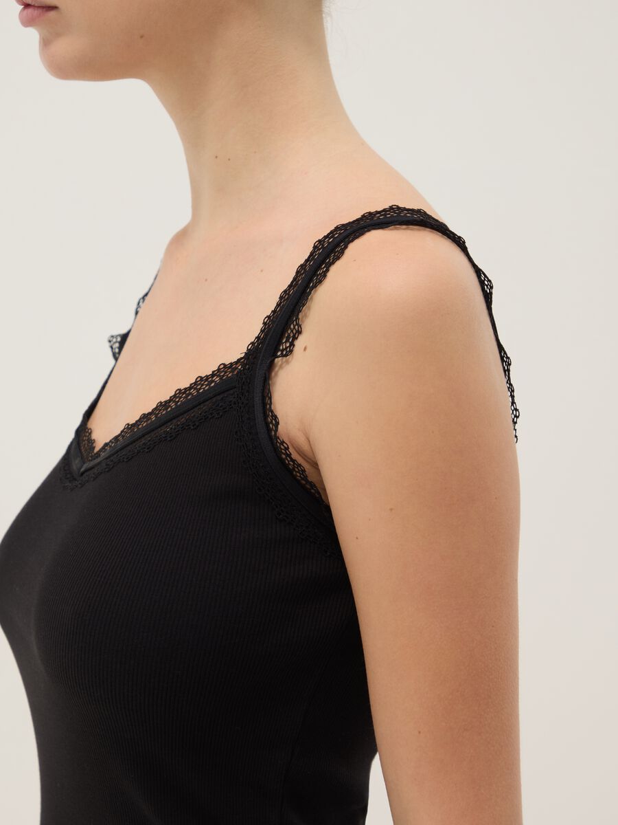 Canottiera in puro cotone nera regular fit con bordo in pizzo_3