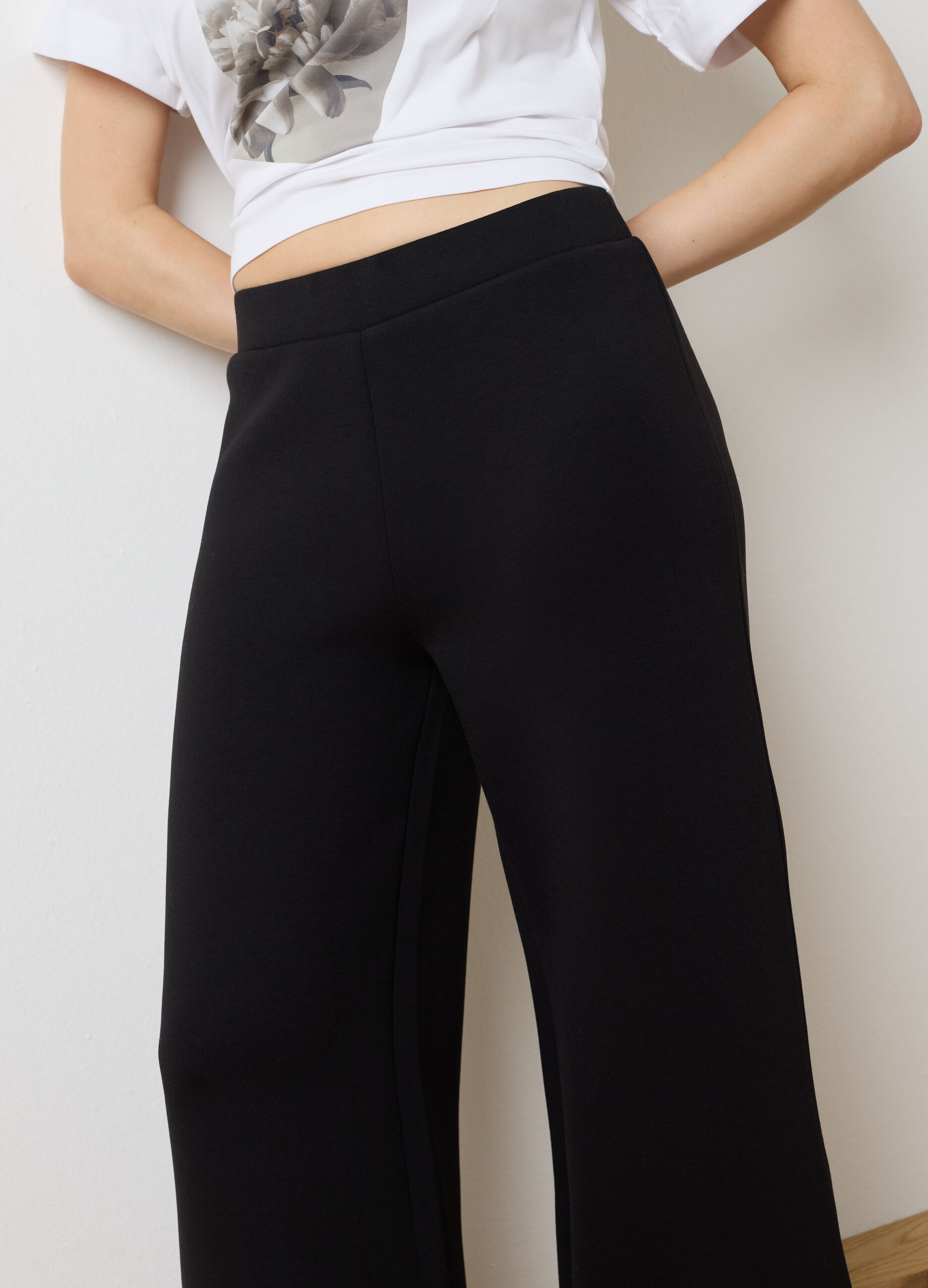 Pantaloni neri a palazzo