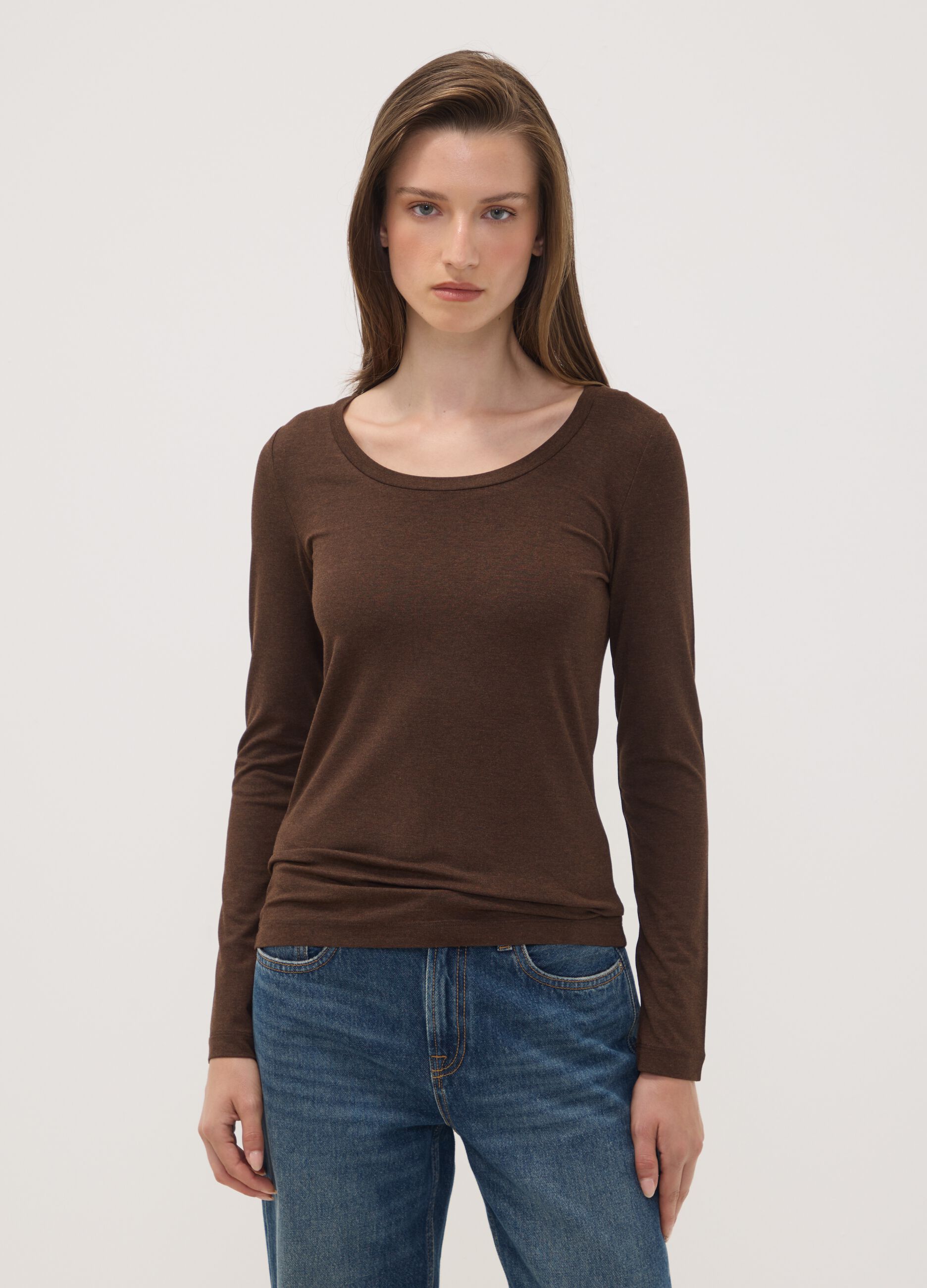 T-shirt marrone in viscosa elasticizzata con girocollo slim fit