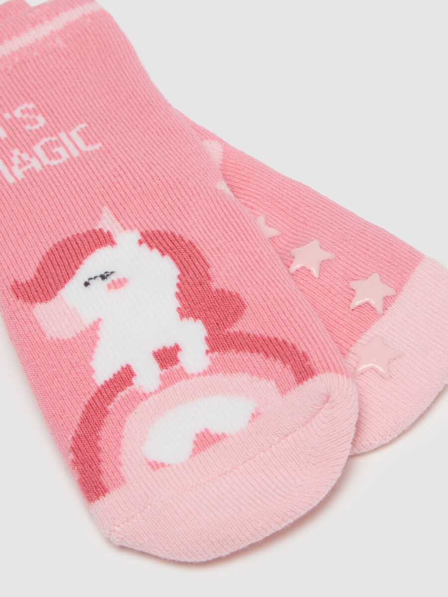 Twin pack of pink baby socks in cotton blend with designs_2