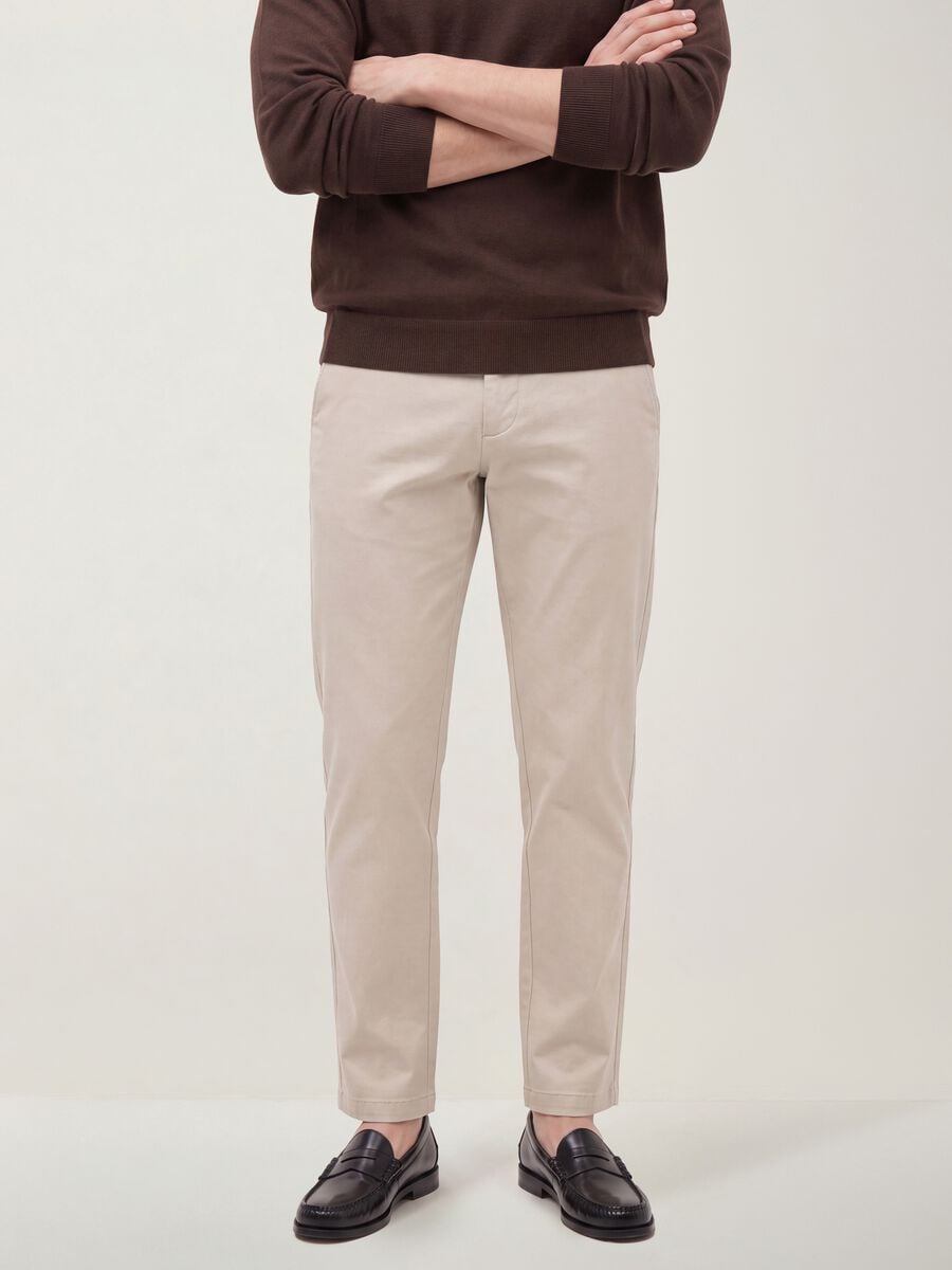Pantaloni chino grigio in lyocell e cotone elasticizzato slim fit_1