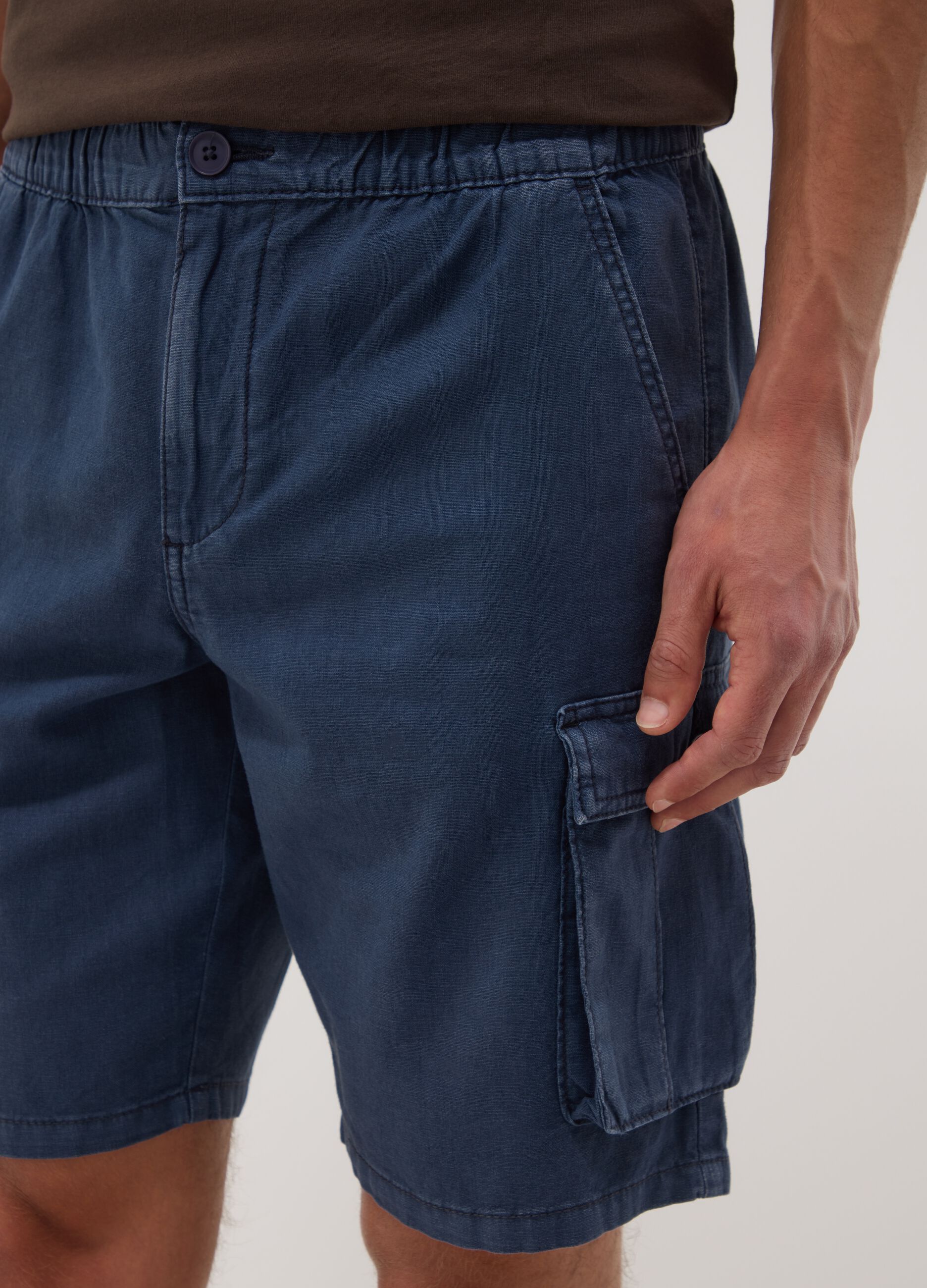 Blue linen and cotton blend cargo Bermuda shorts