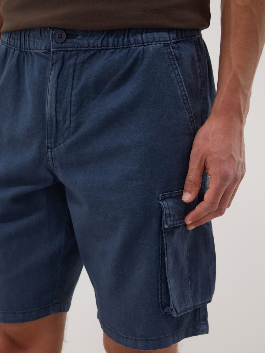 Blue linen and cotton blend cargo Bermuda shorts_3