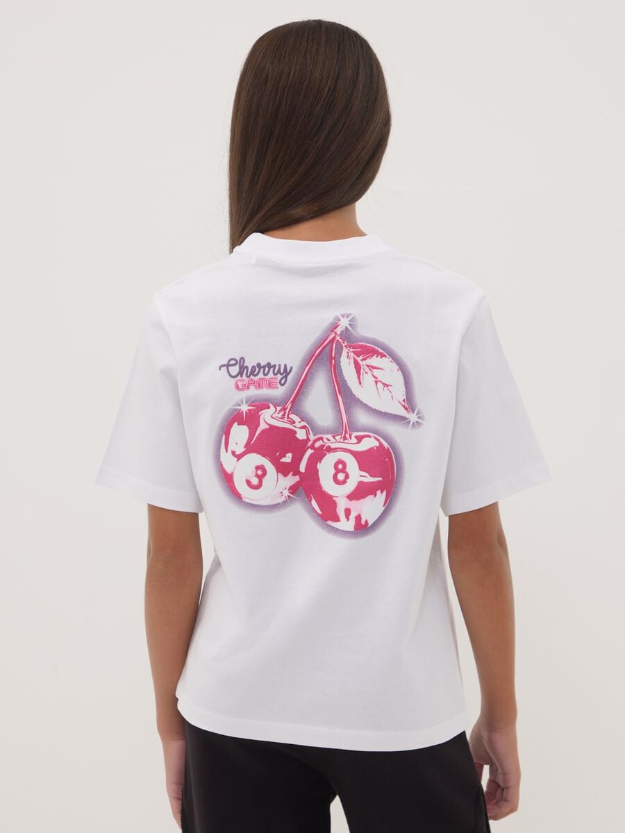 T-shirt bianca in puro cotone con collo a costine e stampa ciliegie_2