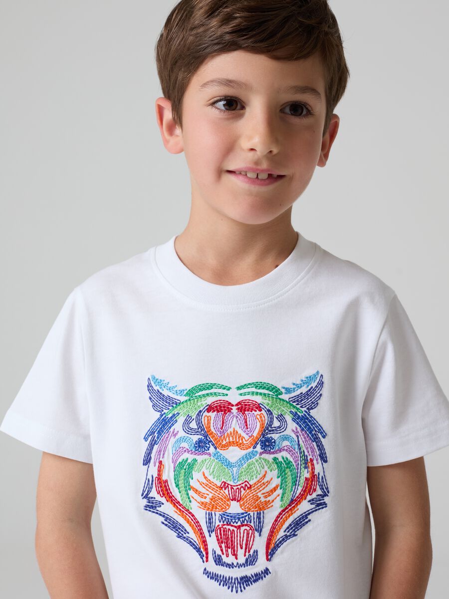 T-shirt in cotone con ricamo tigre_0