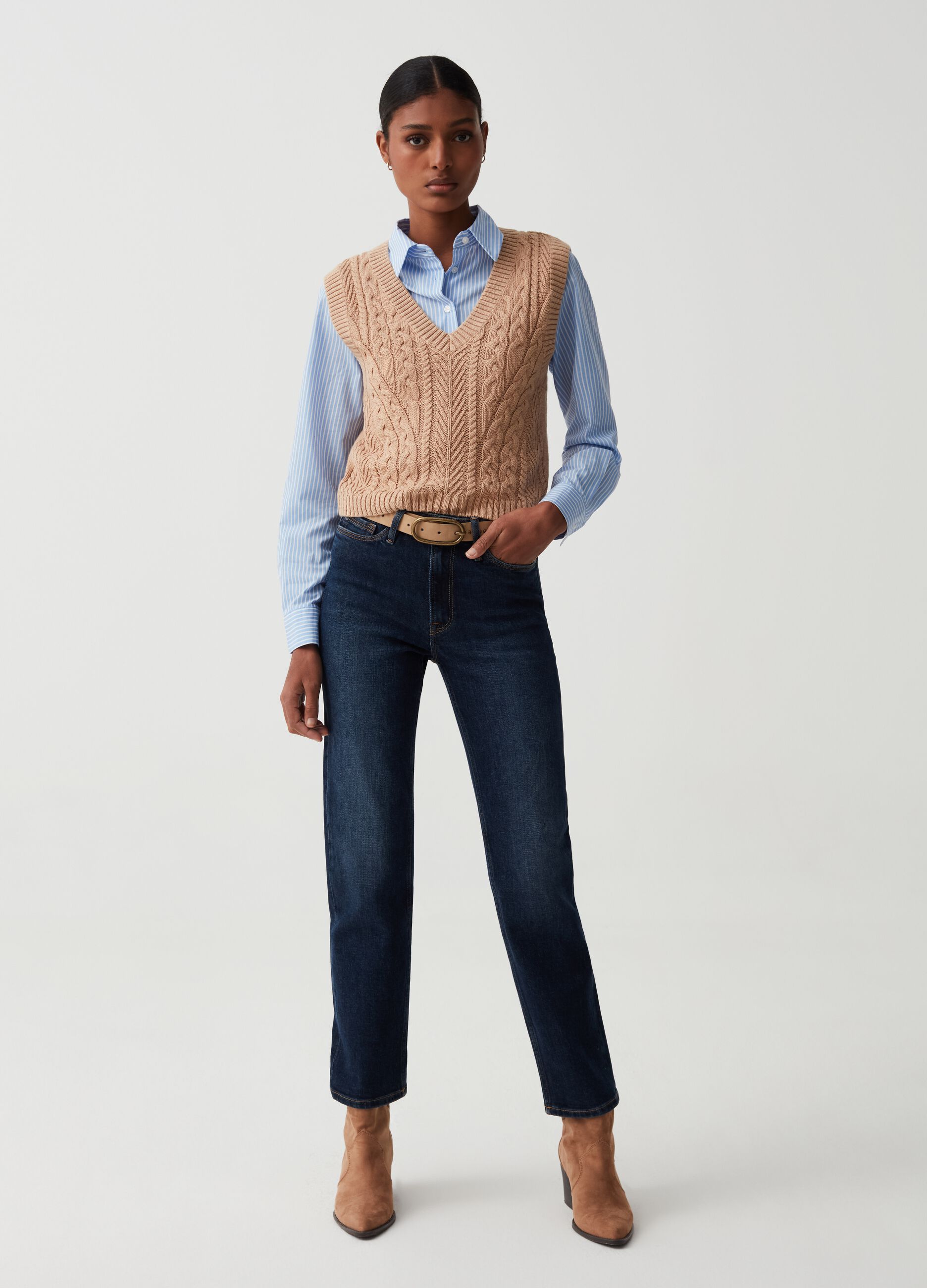 Cable-knit closed gilet with V neck