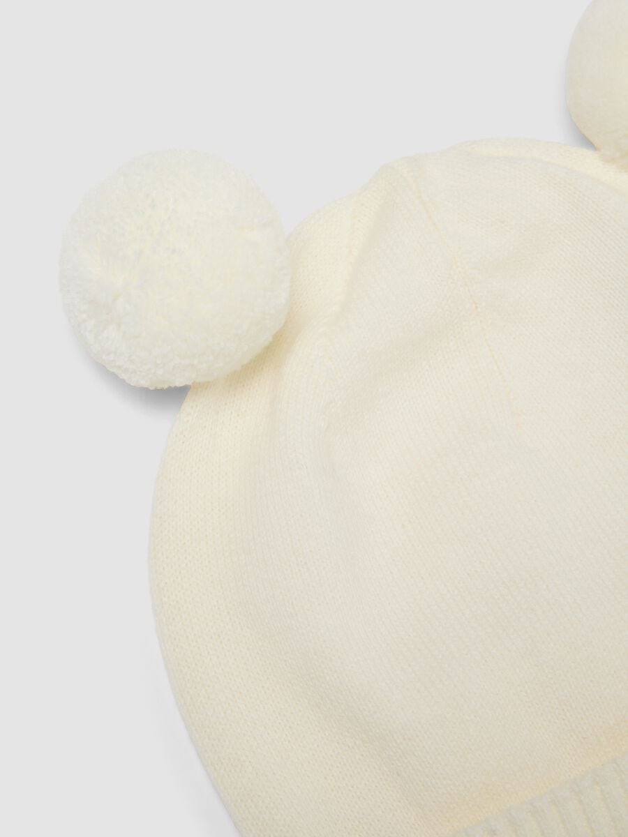 Cappello bianco in puro cotone organico lavorato a maglia con pompon per neonati_1