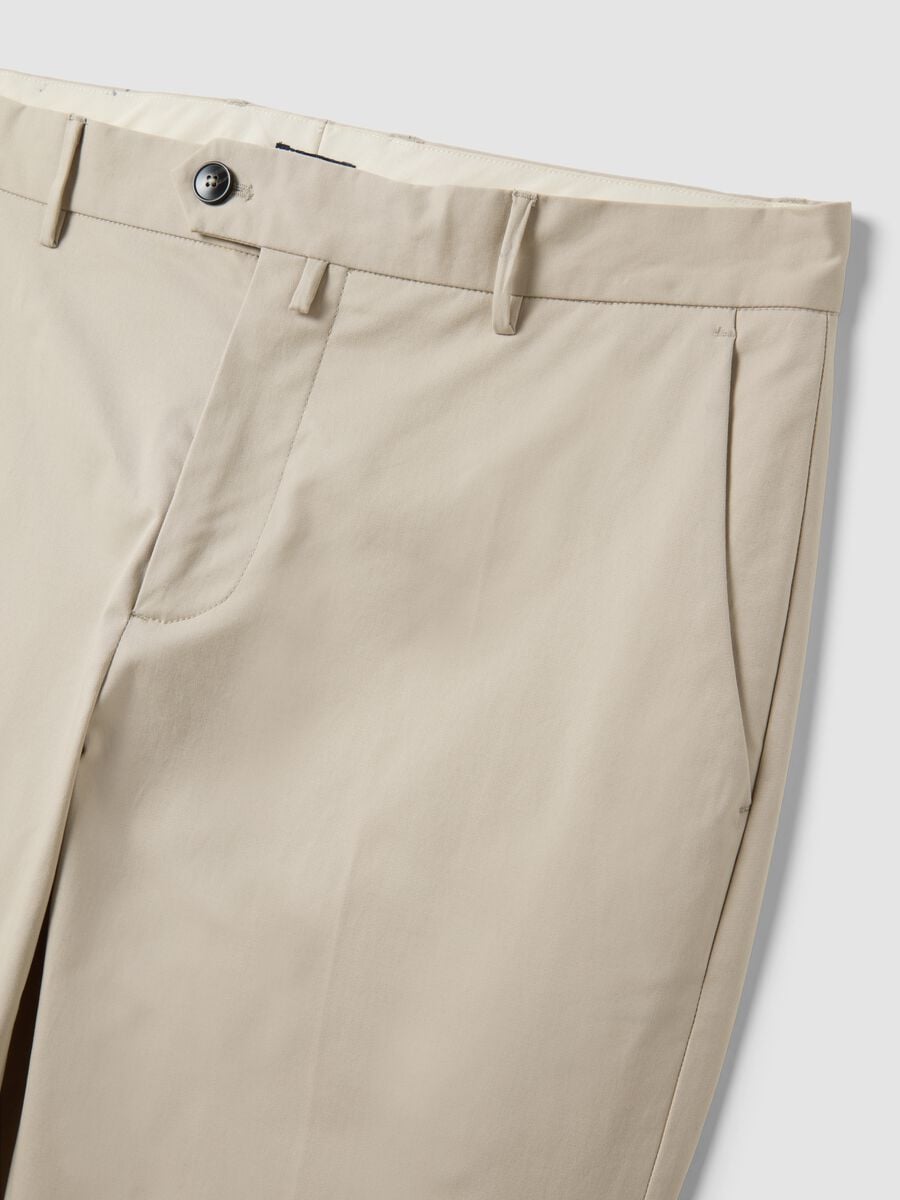 Pantaloni chino beige in twill di cotone elasticizzato regular fit_1