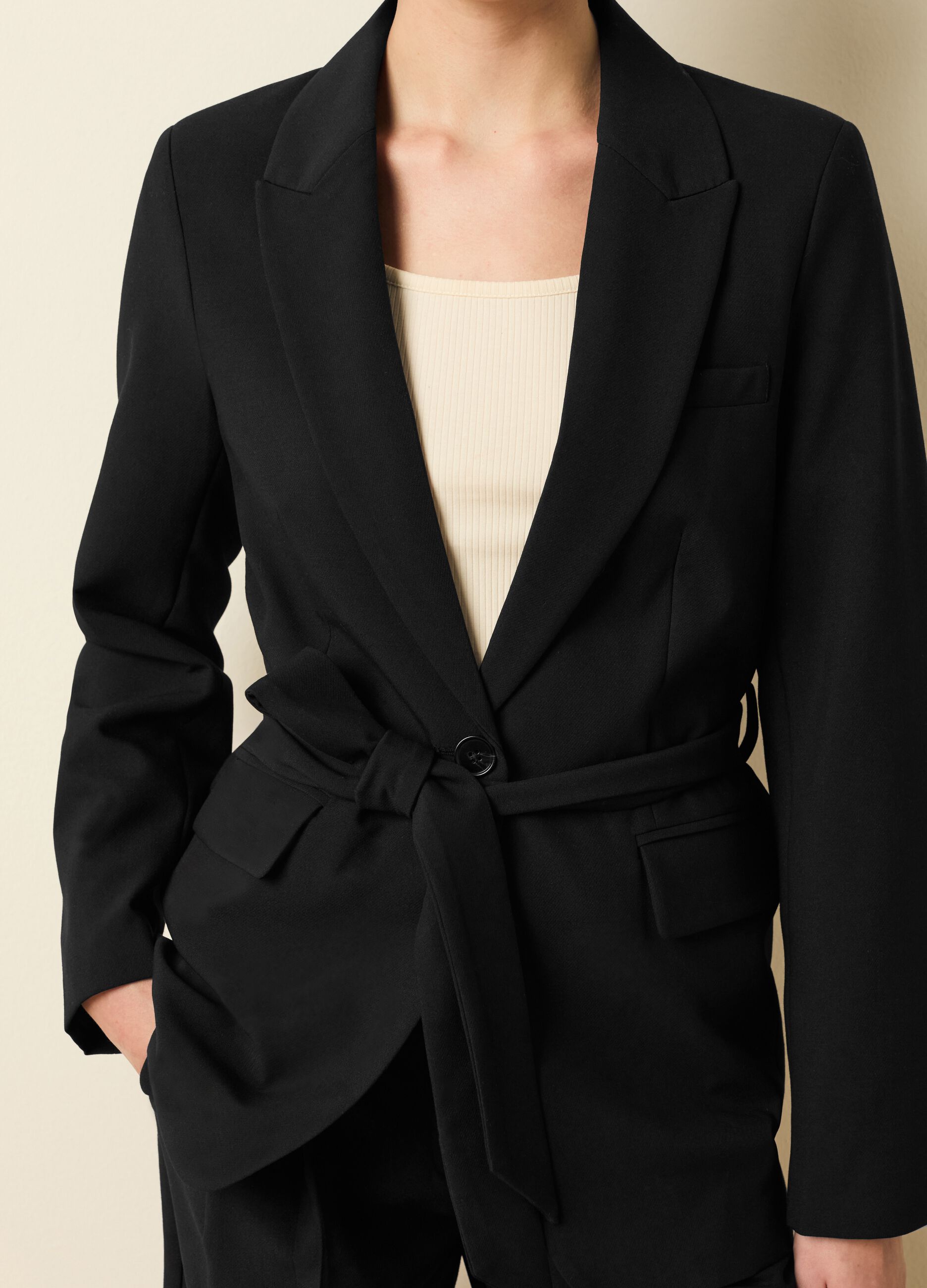 Single-breasted blazer with belt