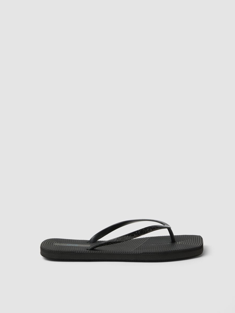 Black flip-flops with glitter straps_0