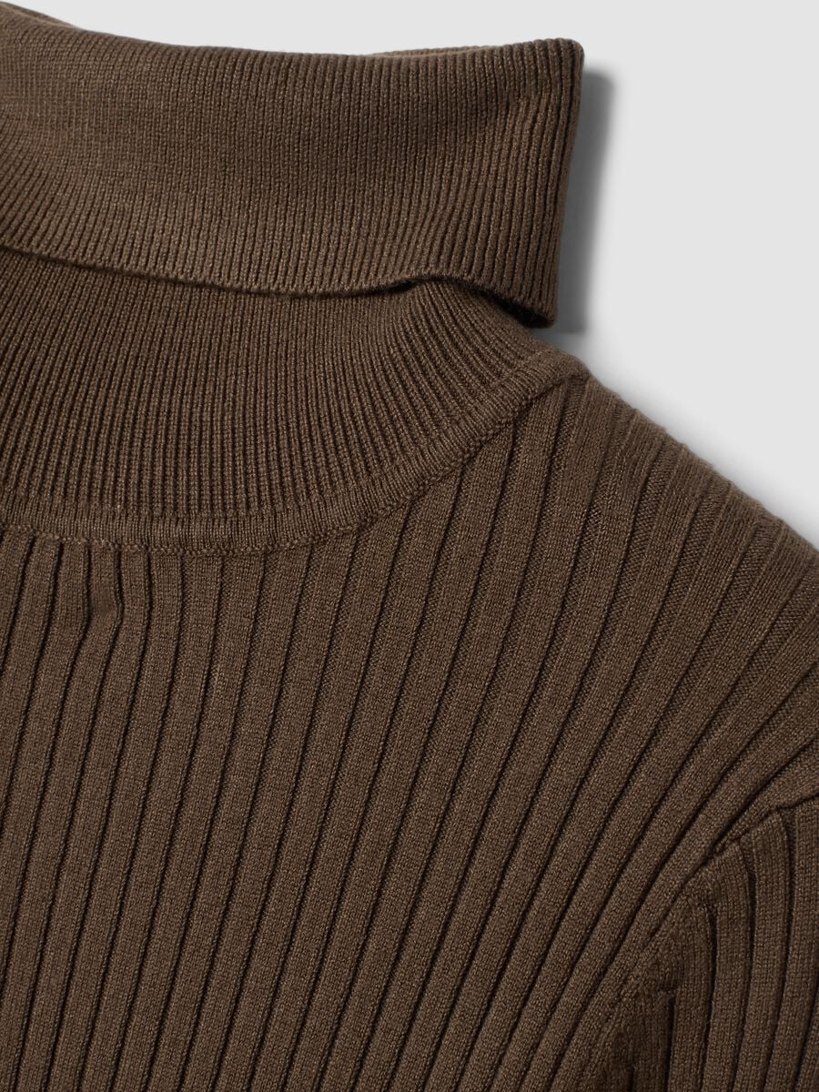 Maglia marrone in misto viscosa a costine dolcevita_1