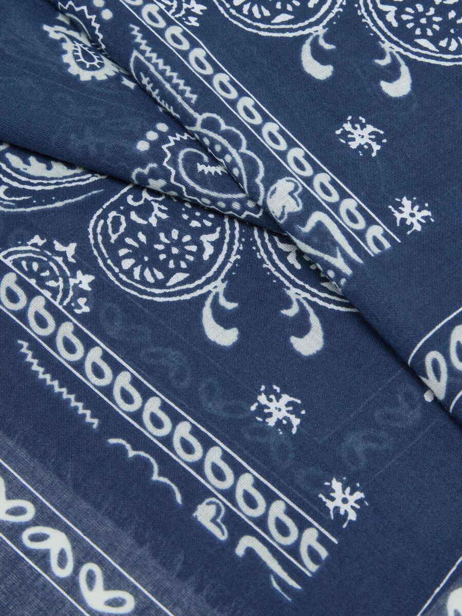 Sciarpa in puro cotone blu con motivo paisley_3