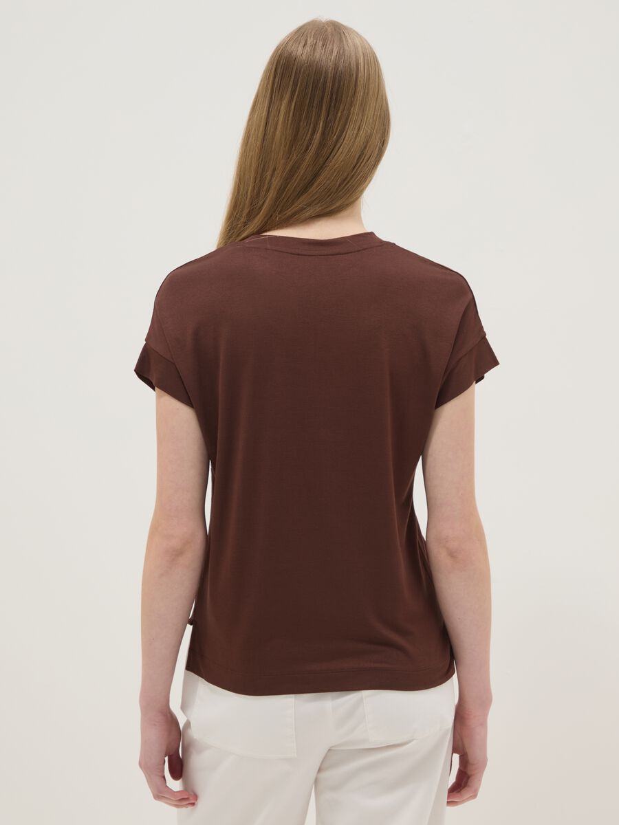 Brown short-sleeved stretch viscose T-shirt_3