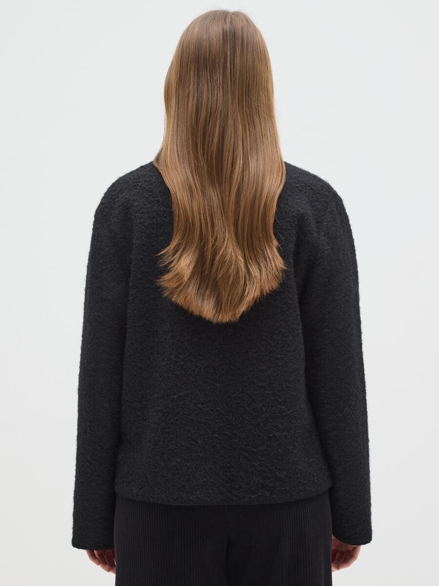 Giacca nera regular fit con bottoni e tasche_2