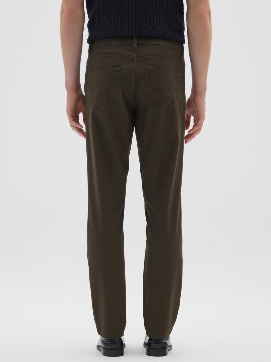 Pantaloni marroni slim fit con cinque tasche_2