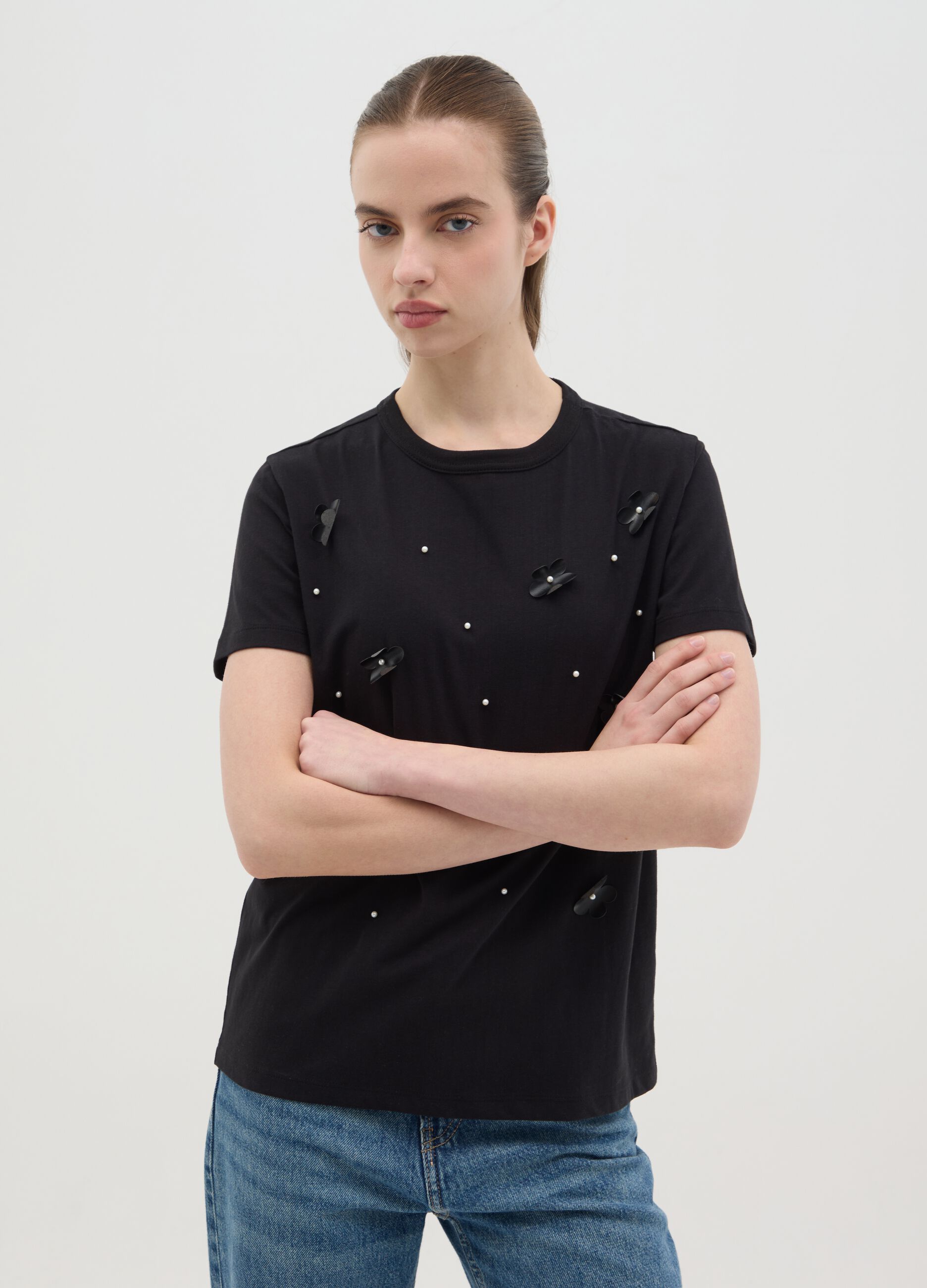 Black T-shirt in cotton with beads and flowers application