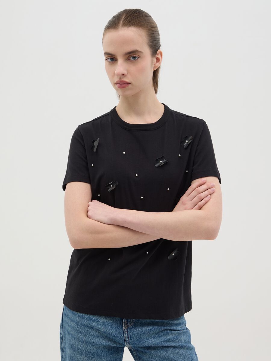 Black T-shirt in cotton with beads and flowers application_0