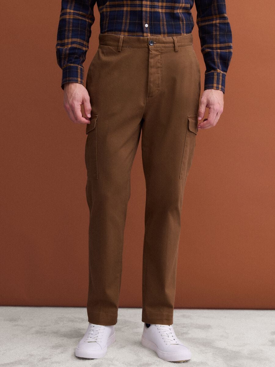 Pantaloni marroni cargo in twill di cotone elasticizzato comfort fit_1