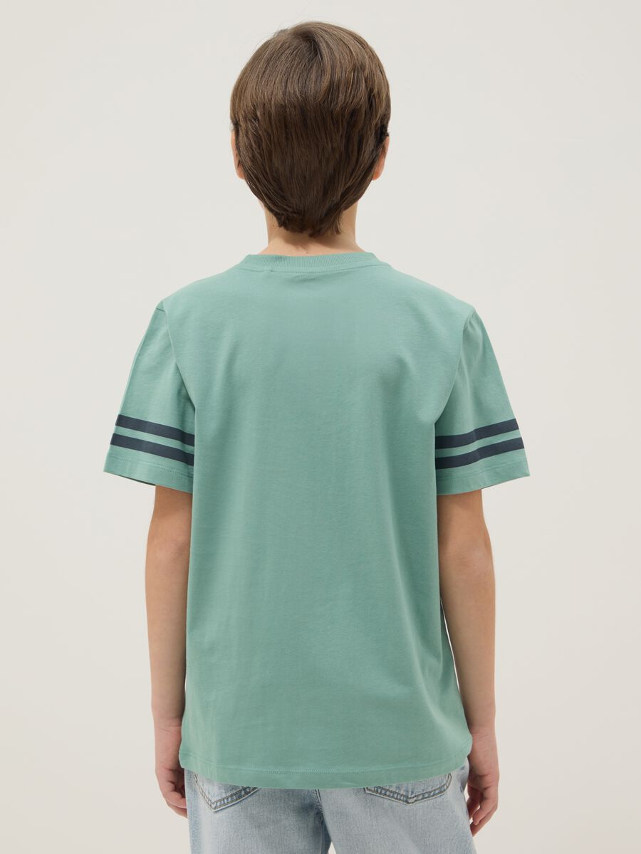 T-shirt verde in puro cotone da ragazzo con dettagli grafici regular fit_1